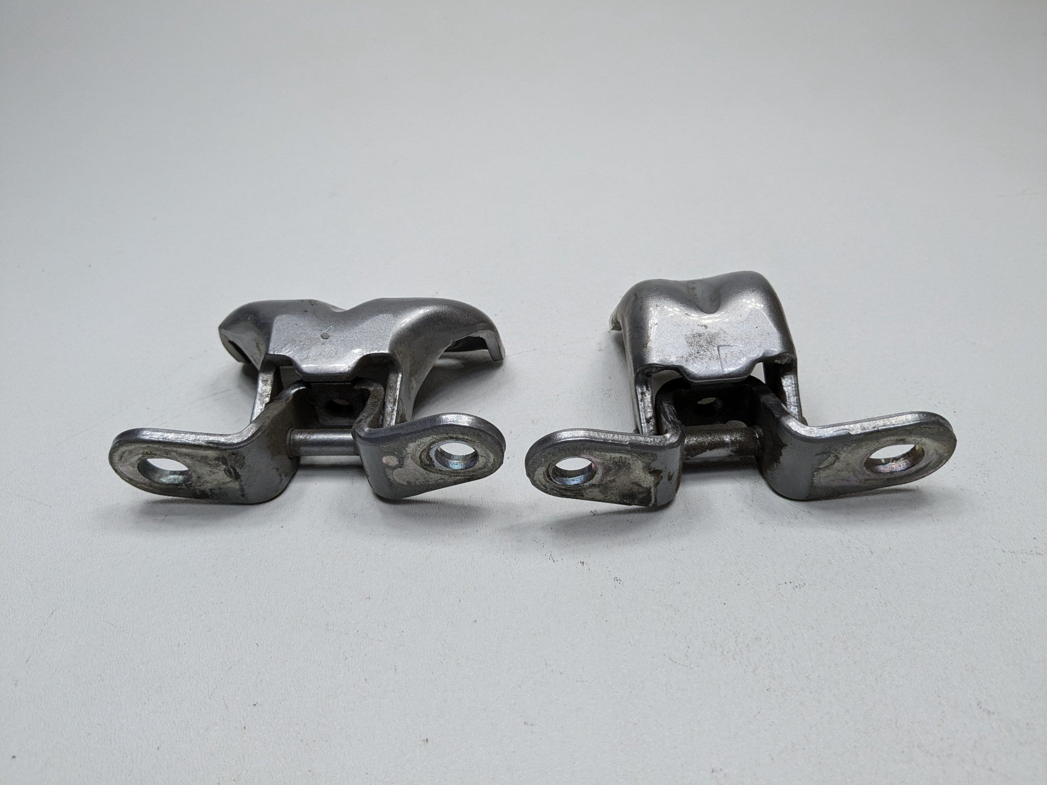 12 - 14 HYUNDAI AZERA OEM DOOR HINGES REAR RIGHT PASSENGER SIDE UPPER AND LOWER