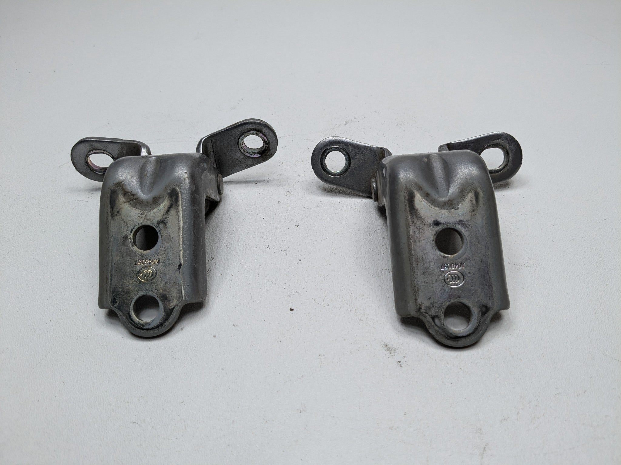 12 - 14 OEM HYUNDAI AZERA DOOR HINGES FRONT RIGHT PASSENGER SIDE UPPER AND LOWER