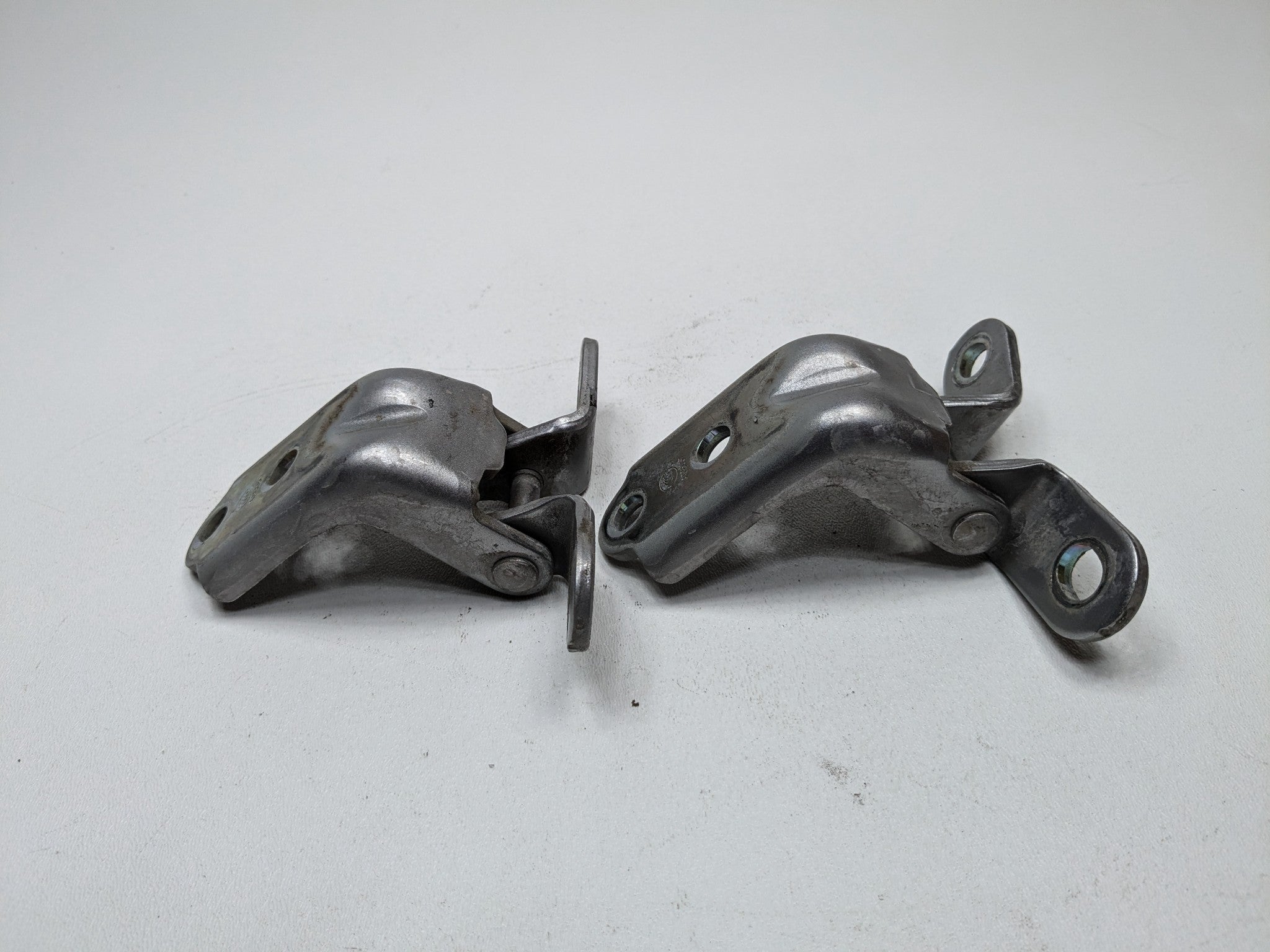 12 - 14 OEM HYUNDAI AZERA DOOR HINGES FRONT RIGHT PASSENGER SIDE UPPER AND LOWER