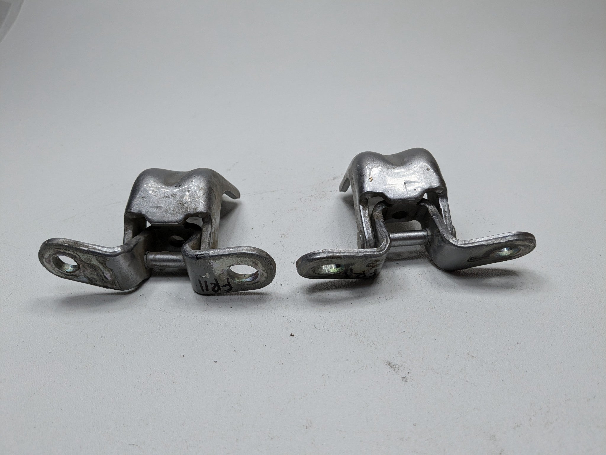 12 - 14 OEM HYUNDAI AZERA DOOR HINGES FRONT RIGHT PASSENGER SIDE UPPER AND LOWER