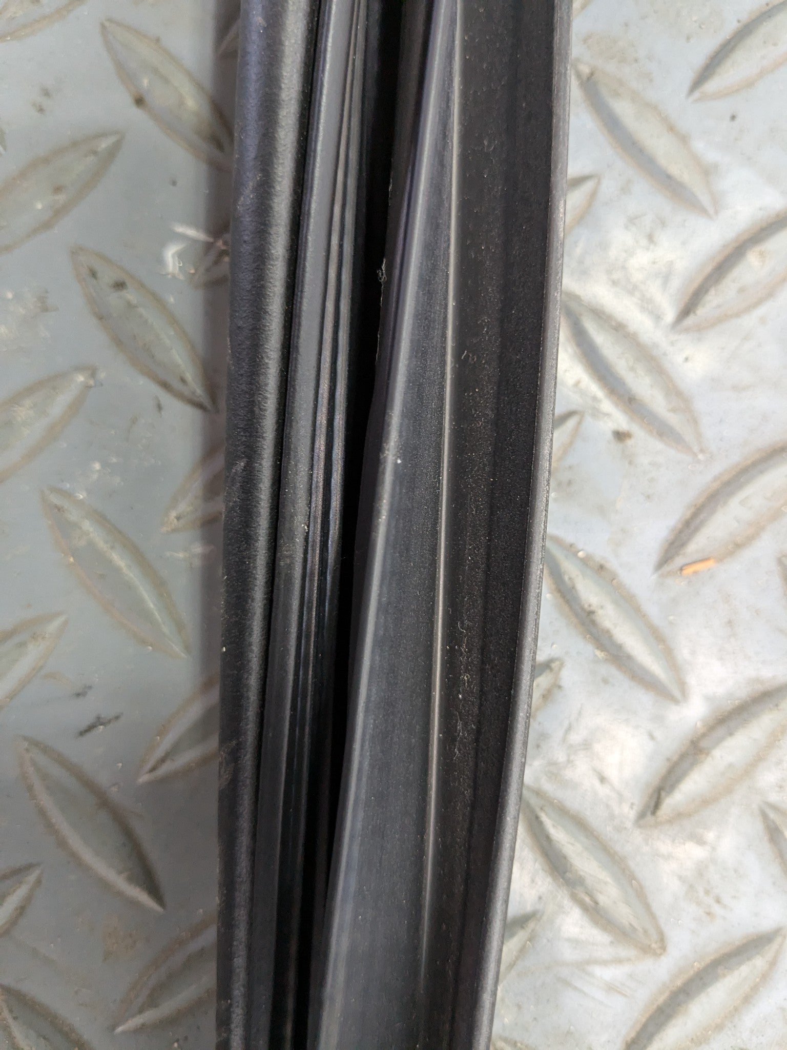 12 - 14 HYUNDAI AZERA OEM DOOR SEAL WEATHER STRIPPING RUBBER FRONT RIGHT SIDE