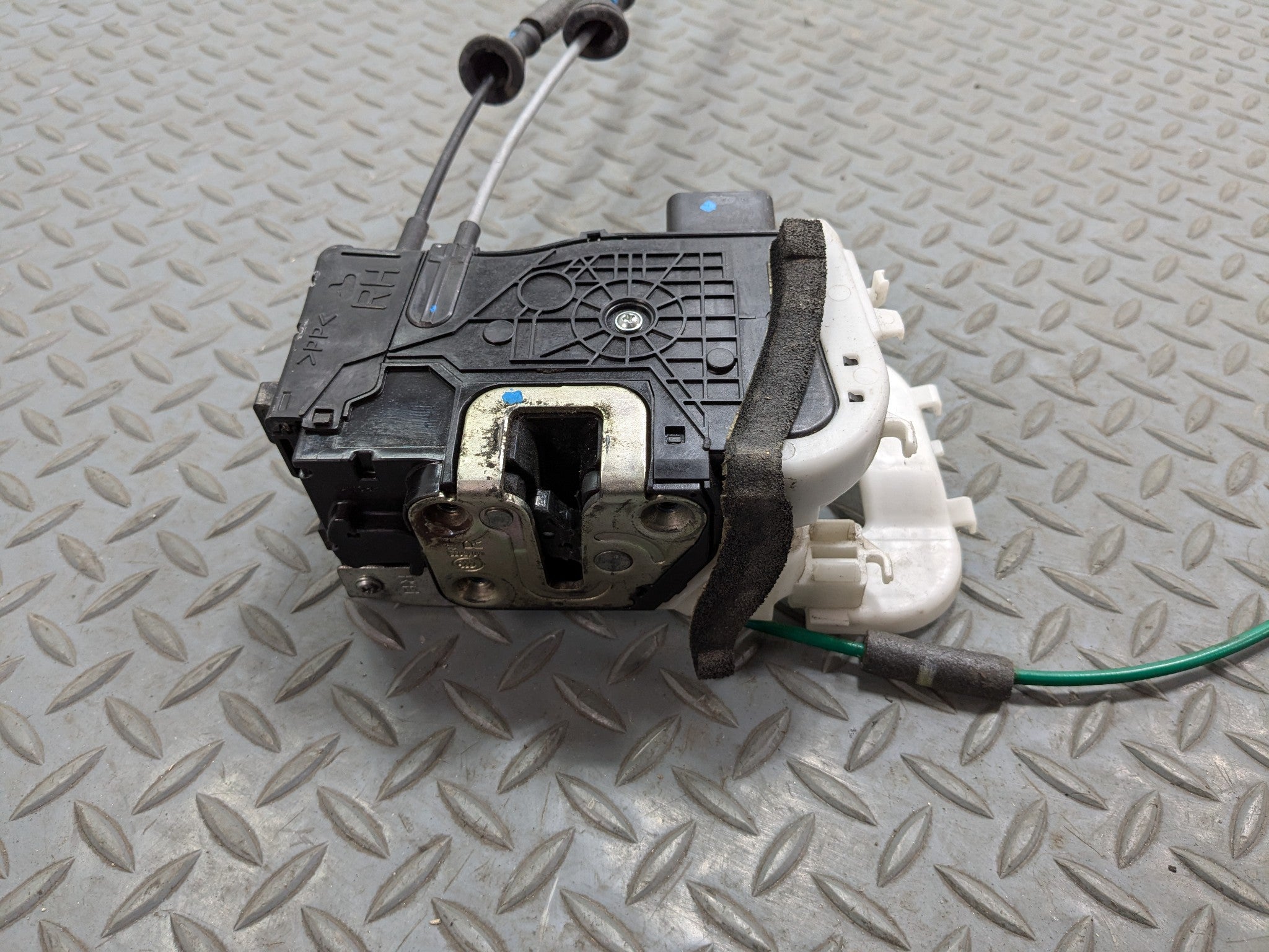 12 - 14 HYUNDAI AZERA OEM DOOR LOCK LATCH ACTUATOR FRONT RIGHT PASSENGER SIDE