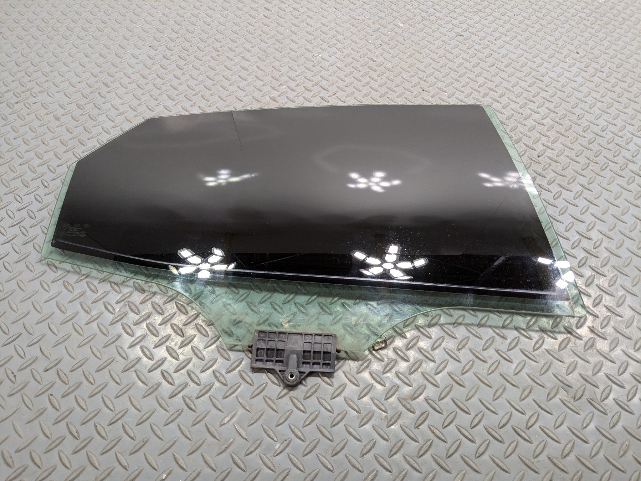 12 - 14 HYUNDAI AZERA OEM REAR RIGHT PASSENGER SIDE DOOR WINDOW GLASS WITH TINT