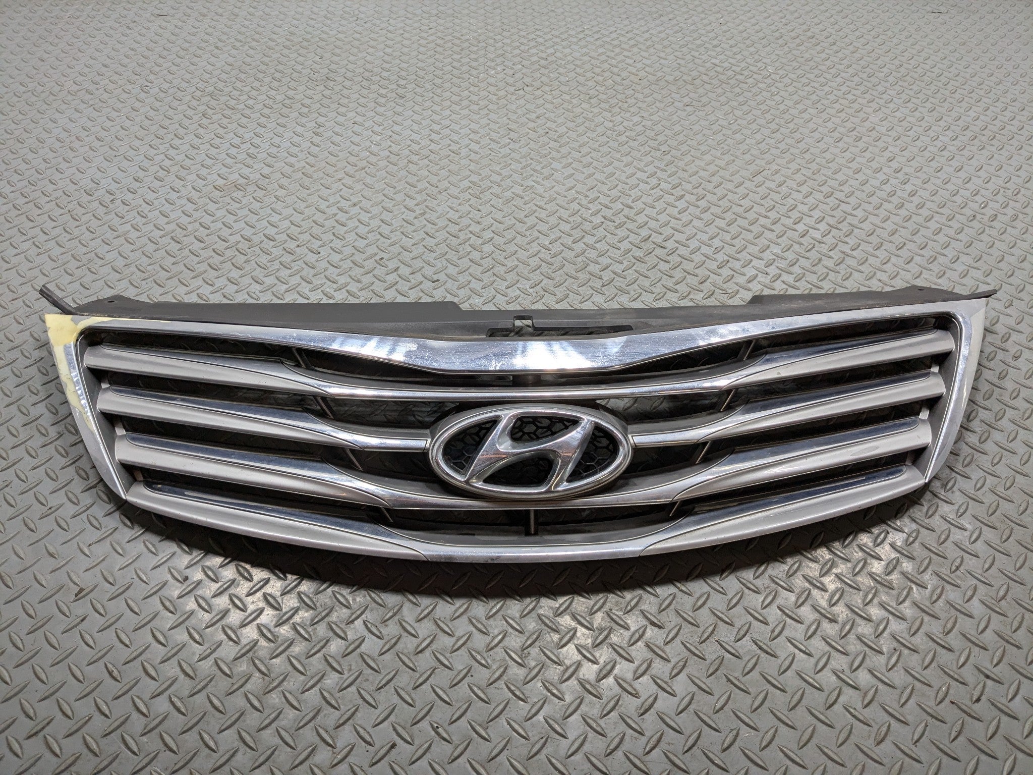 12 - 14 HYUNDAI AZERA OEM FRONT CENTER UPPER BUMPER CHROME GRILLE WITH EMBLEM