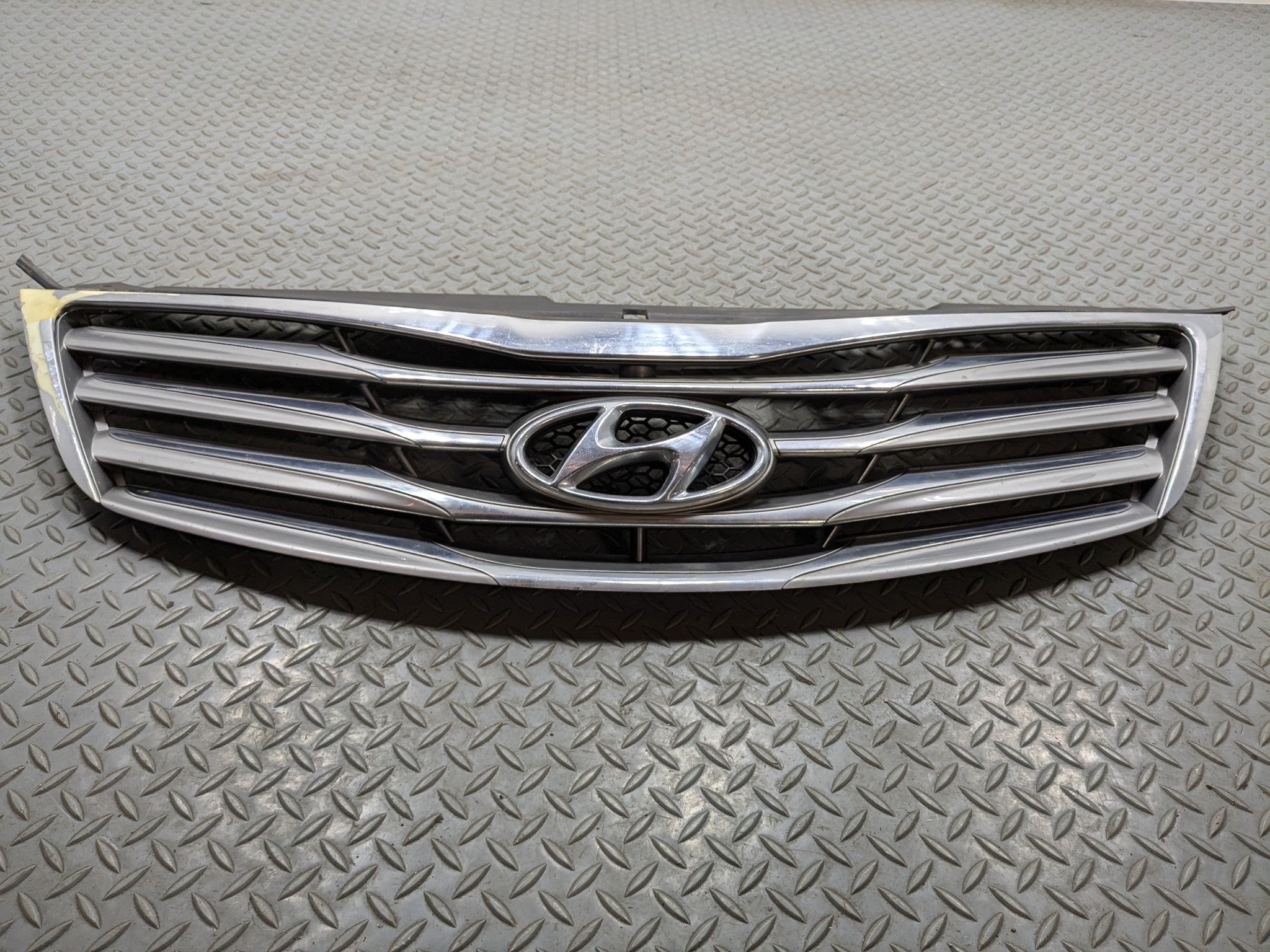 12 - 14 HYUNDAI AZERA OEM FRONT CENTER UPPER BUMPER CHROME GRILLE WITH EMBLEM