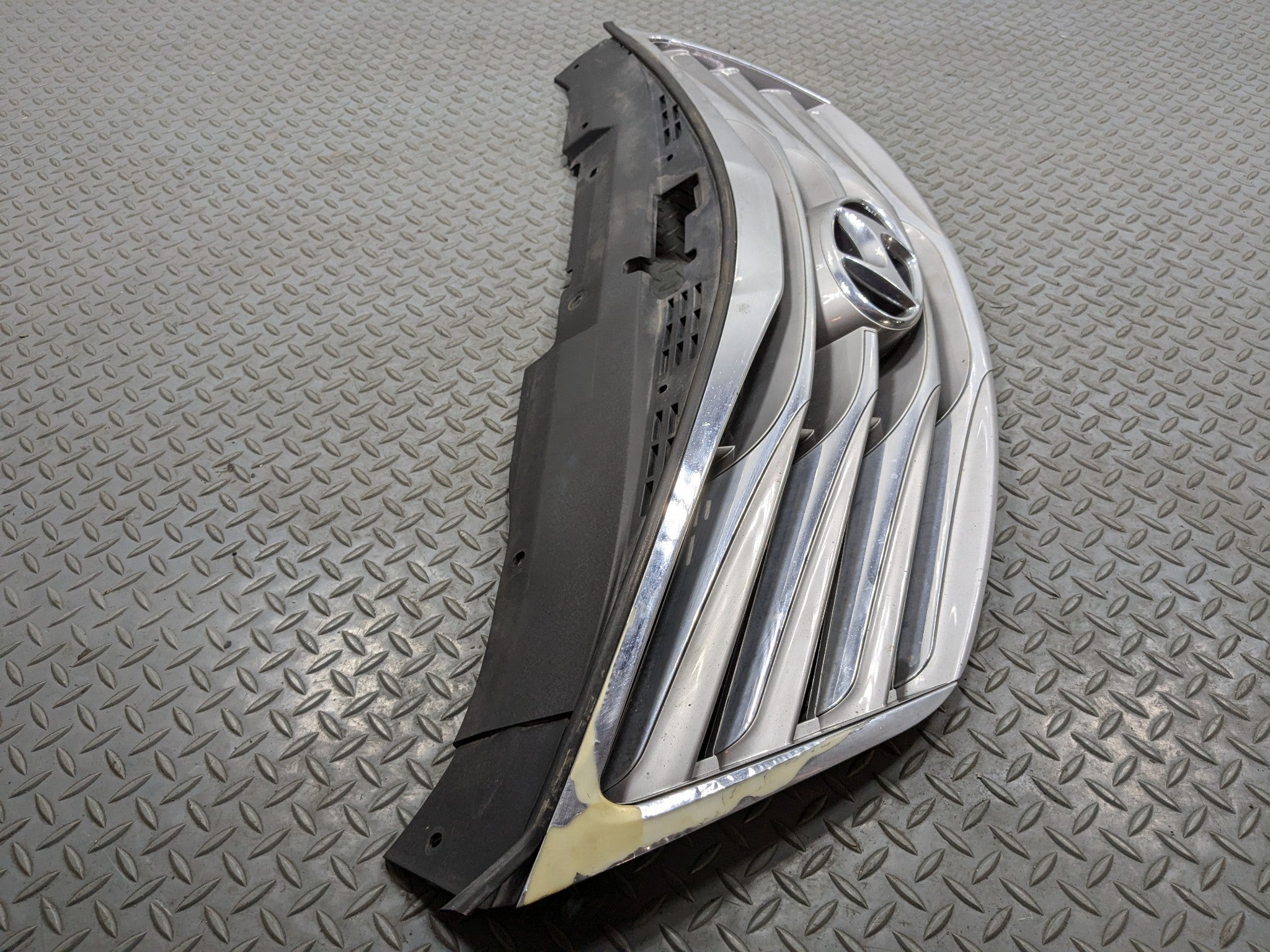 12 - 14 HYUNDAI AZERA OEM FRONT CENTER UPPER BUMPER CHROME GRILLE WITH EMBLEM