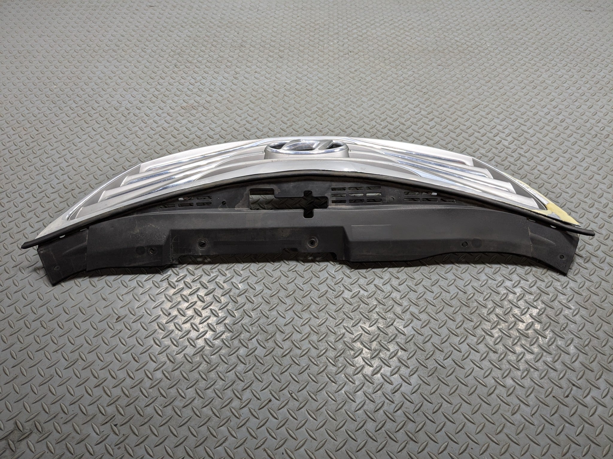 12 - 14 HYUNDAI AZERA OEM FRONT CENTER UPPER BUMPER CHROME GRILLE WITH EMBLEM