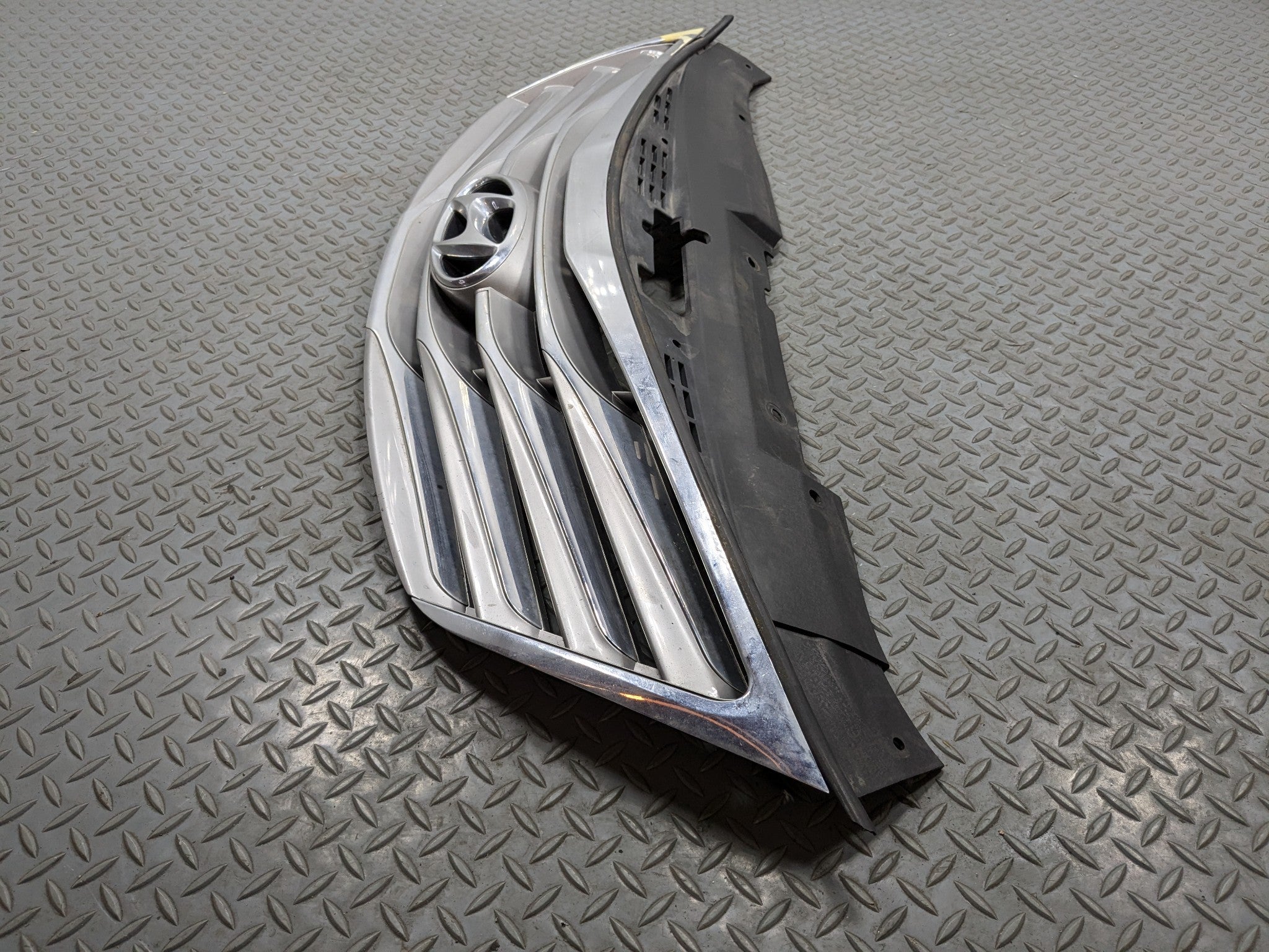 12 - 14 HYUNDAI AZERA OEM FRONT CENTER UPPER BUMPER CHROME GRILLE WITH EMBLEM