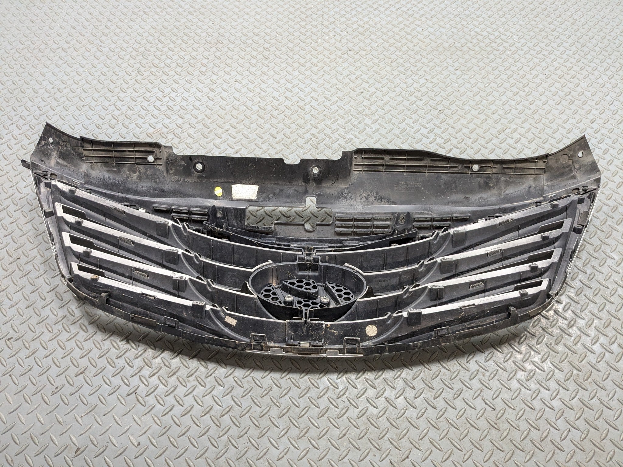12 - 14 HYUNDAI AZERA OEM FRONT CENTER UPPER BUMPER CHROME GRILLE WITH EMBLEM
