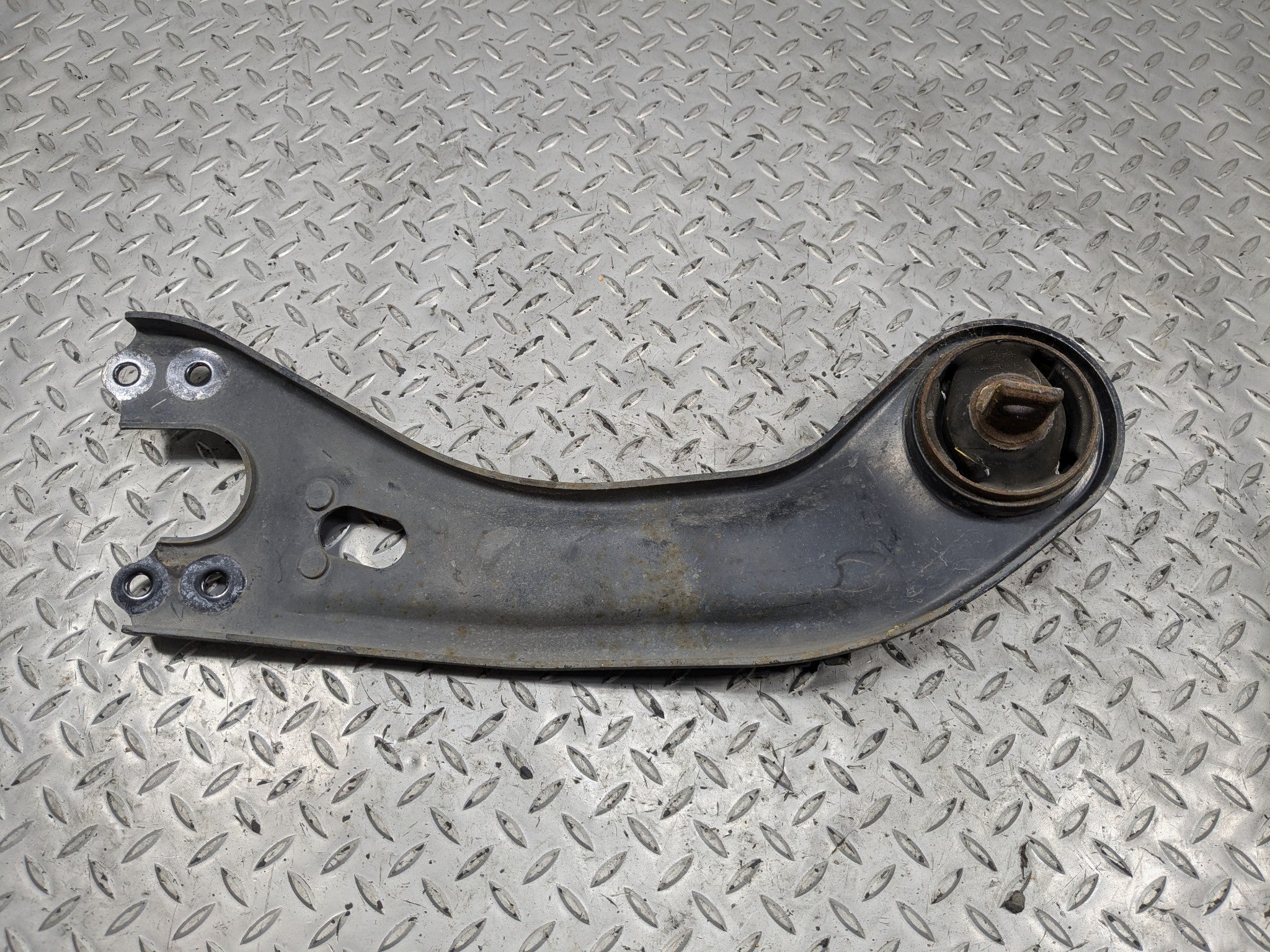 12 - 14 OEM HYUNDAI AZERA TRAILING LOWER CONTROL ARM REAR RIGHT PASSENGER SIDE
