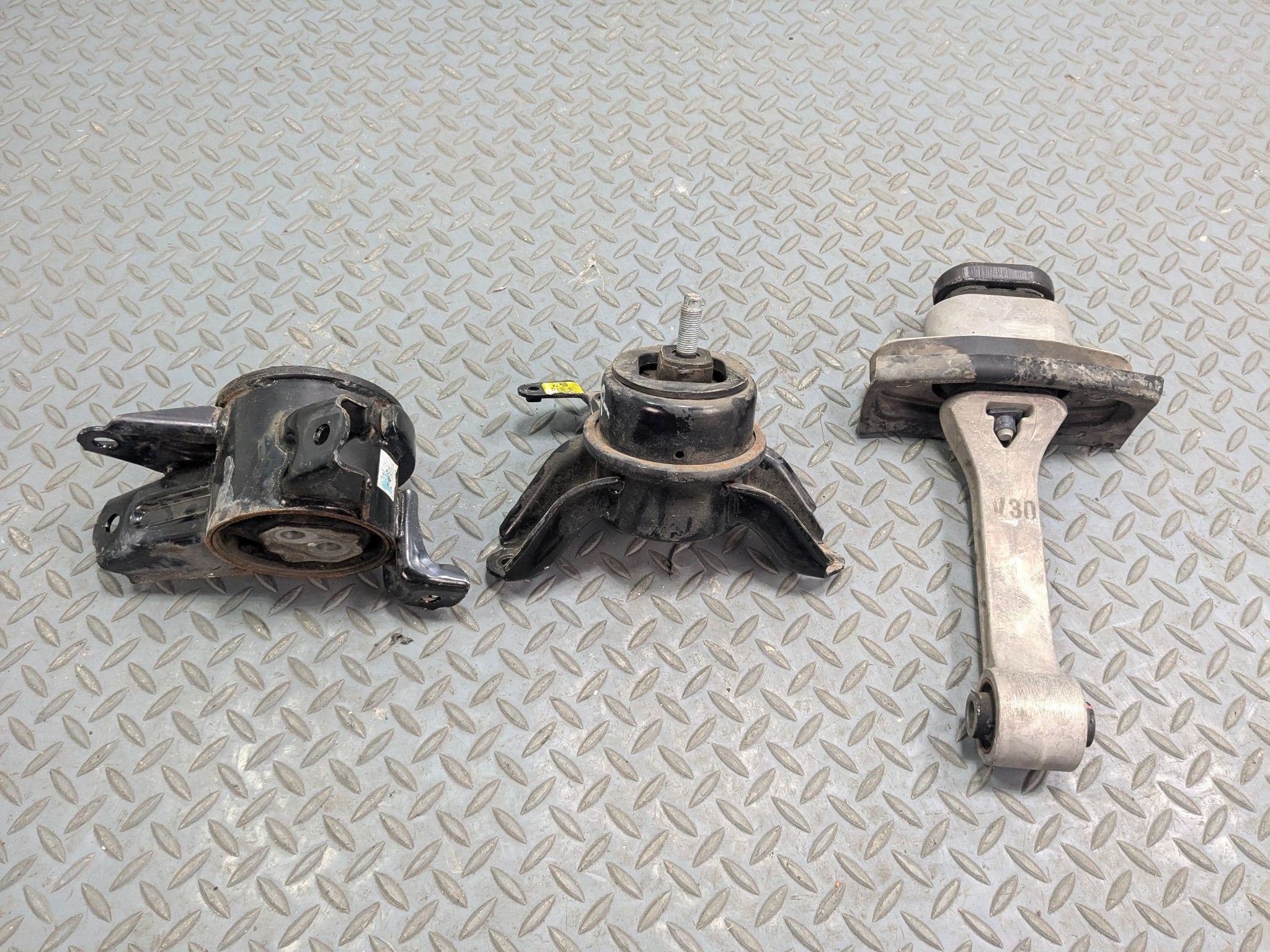 12 - 14 HYUNDAI AZERA OEM ENGINE FRAME MOUNT SUPPORT FRONT LEFT AND RIGHT SIDE