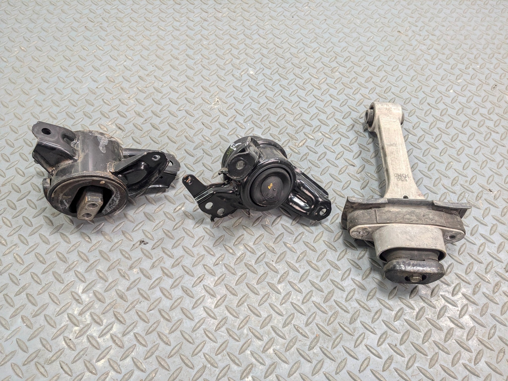12 - 14 HYUNDAI AZERA OEM ENGINE FRAME MOUNT SUPPORT FRONT LEFT AND RIGHT SIDE