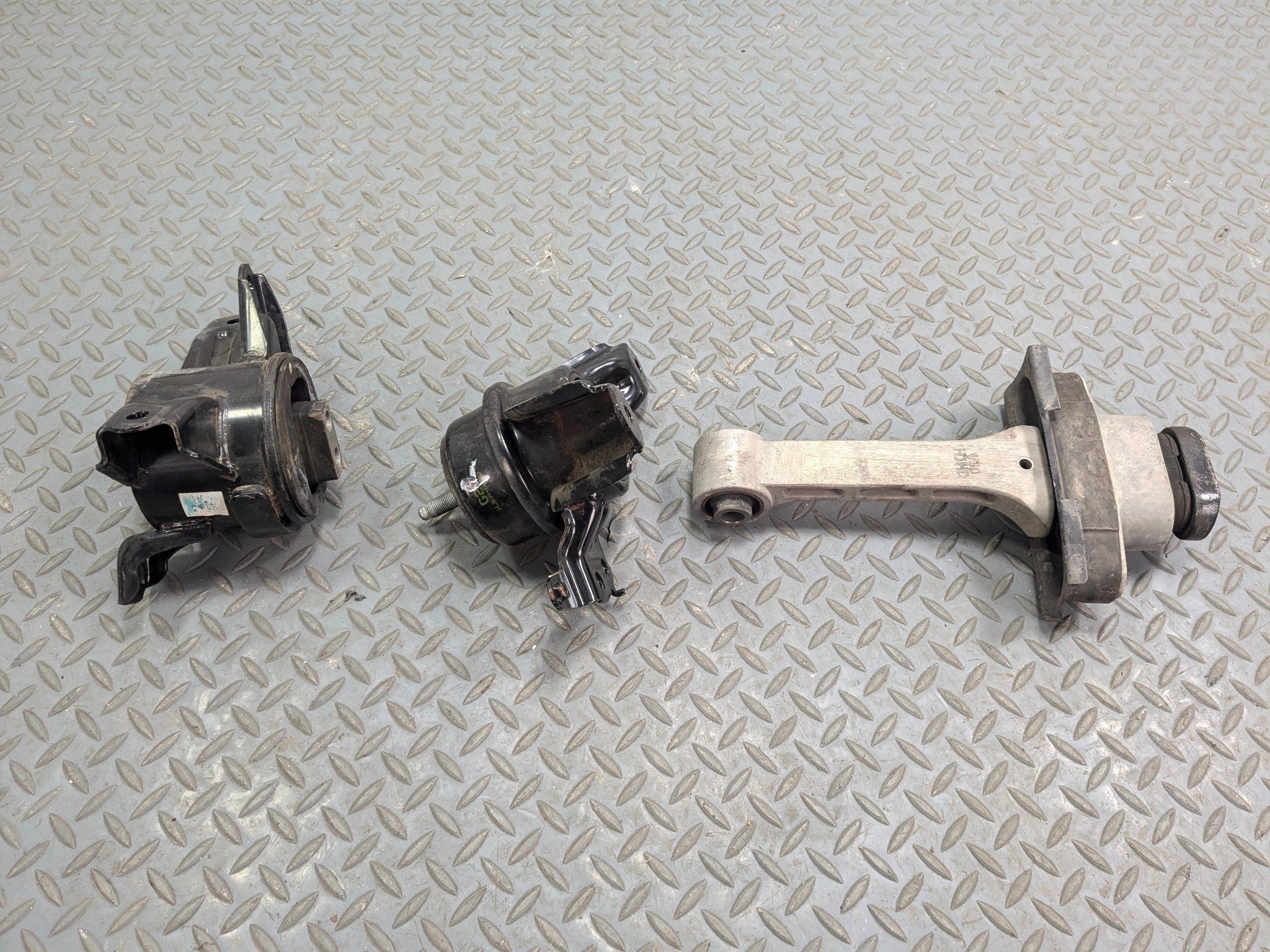 12 - 14 HYUNDAI AZERA OEM ENGINE FRAME MOUNT SUPPORT FRONT LEFT AND RIGHT SIDE