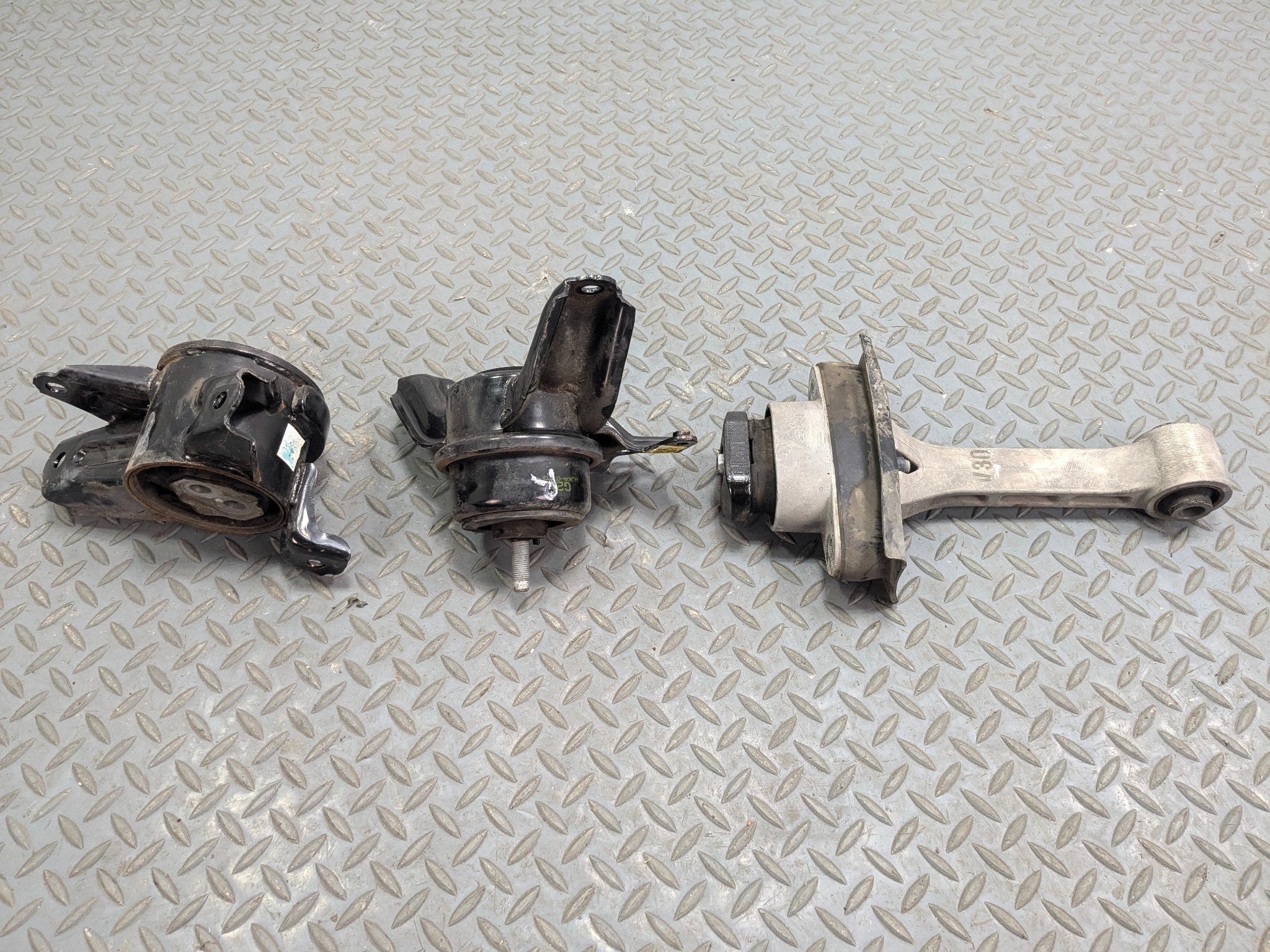 12 - 14 HYUNDAI AZERA OEM ENGINE FRAME MOUNT SUPPORT FRONT LEFT AND RIGHT SIDE