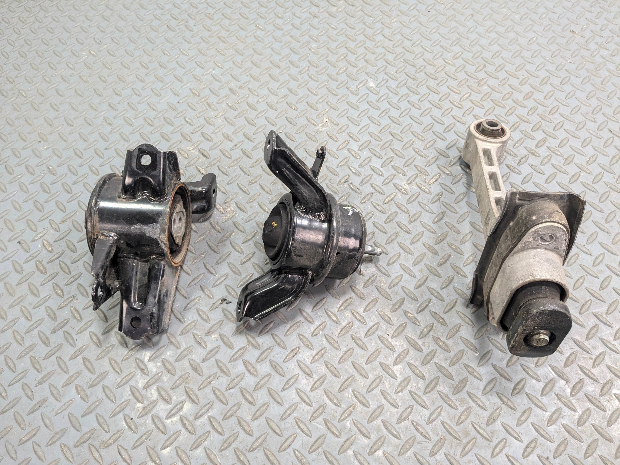 12 - 14 HYUNDAI AZERA OEM ENGINE FRAME MOUNT SUPPORT FRONT LEFT AND RIGHT SIDE