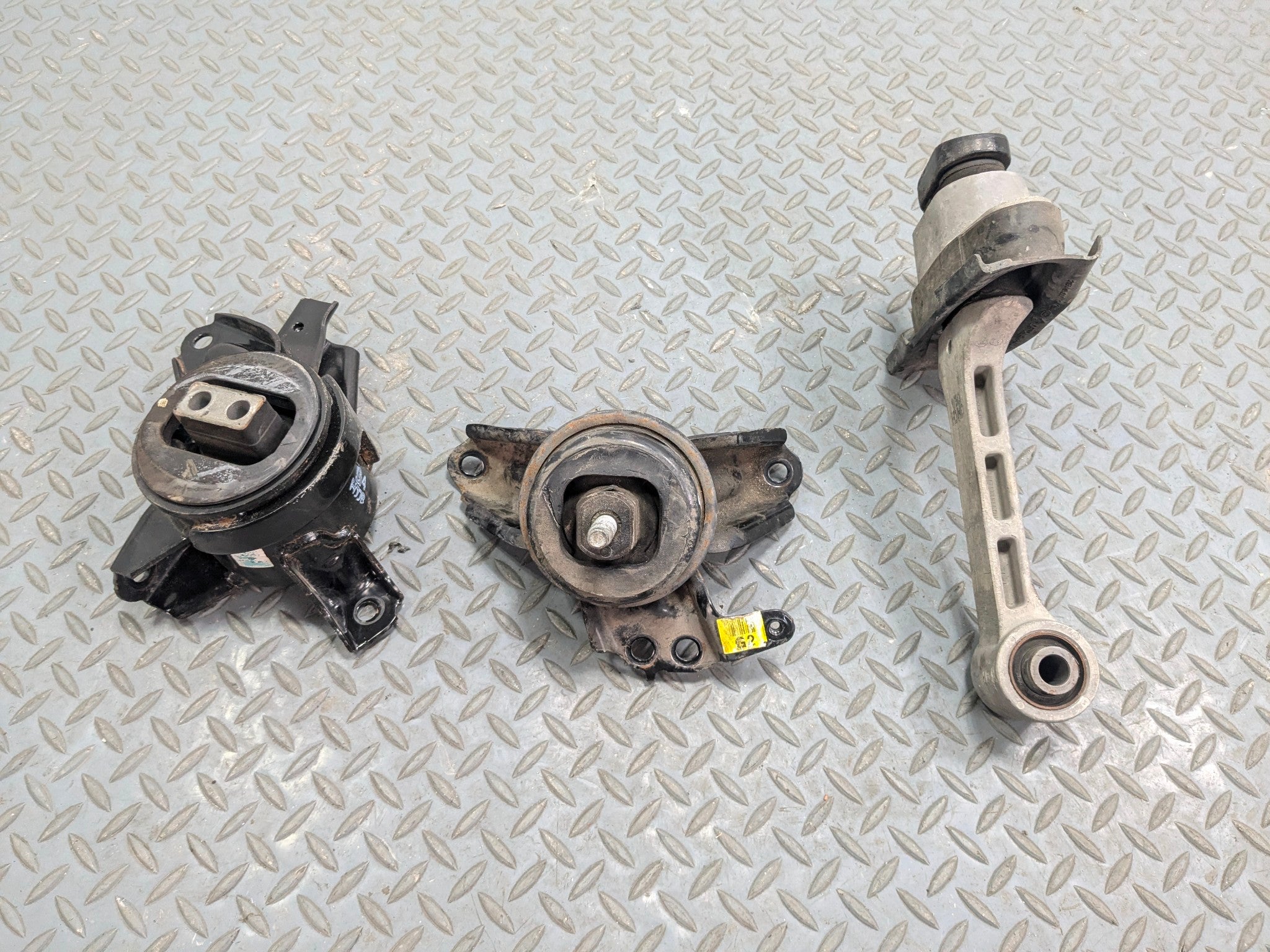 12 - 14 HYUNDAI AZERA OEM ENGINE FRAME MOUNT SUPPORT FRONT LEFT AND RIGHT SIDE