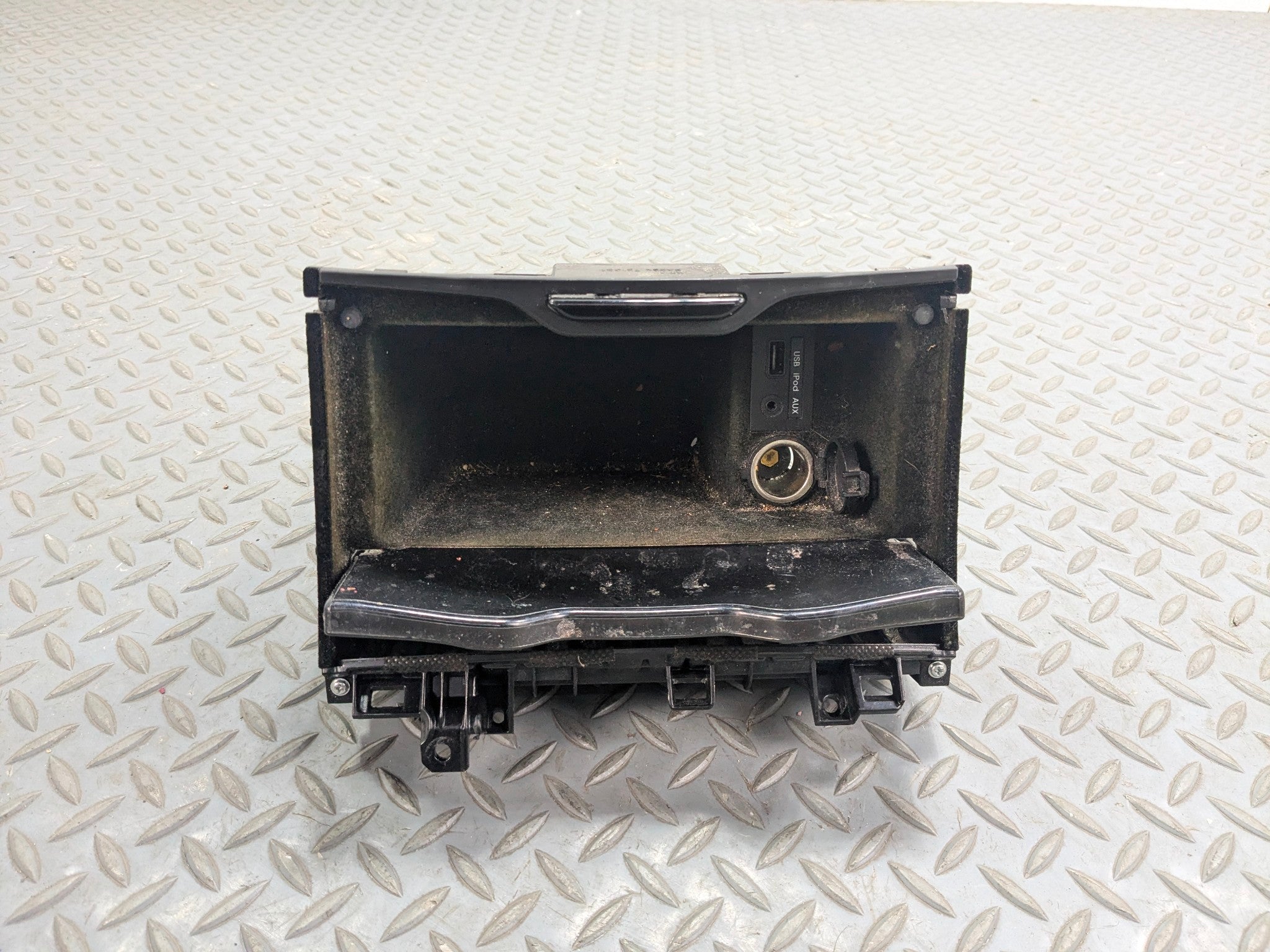 12 - 14 HYUNDAI AZERA OEM CENTER DASH BOX AUX USB STORAGE CUBBY BIN FRONT SIDE