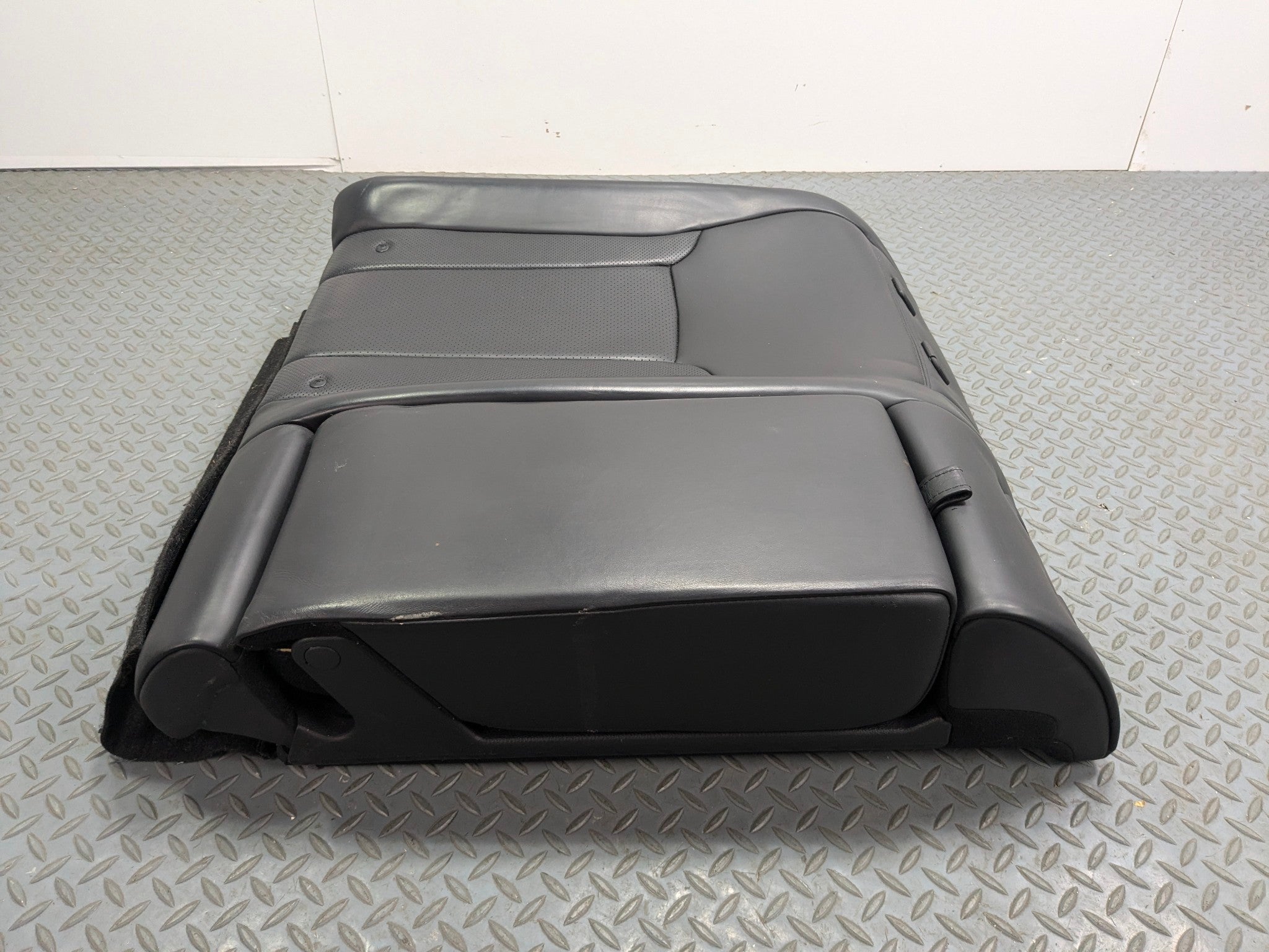 12 - 14 HYUNDAI AZERA OEM REAR RIGHT SIDE UPPER SEAT CUSHION WITH ARMREST BLACK