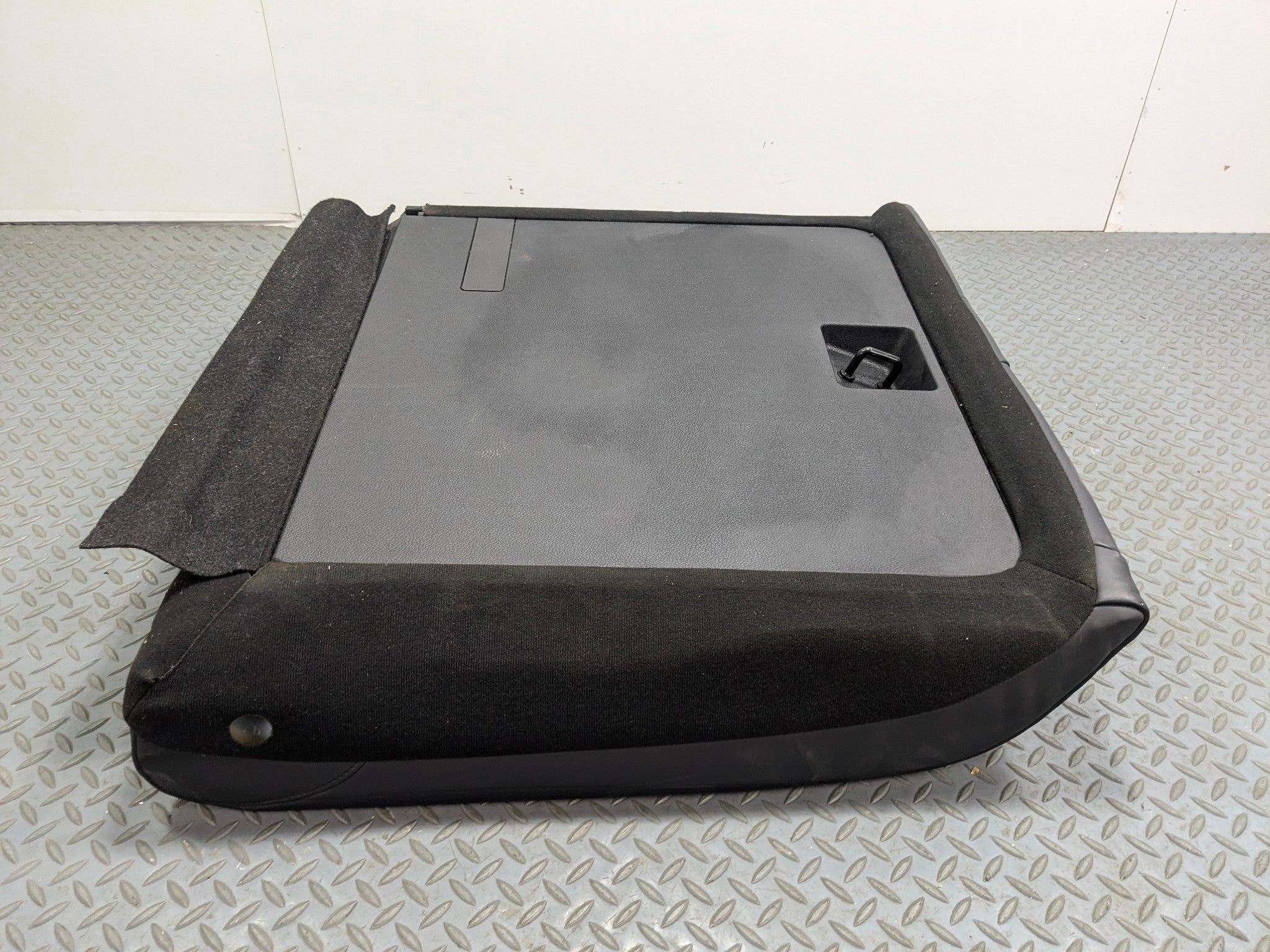 12 - 14 HYUNDAI AZERA OEM REAR RIGHT SIDE UPPER SEAT CUSHION WITH ARMREST BLACK