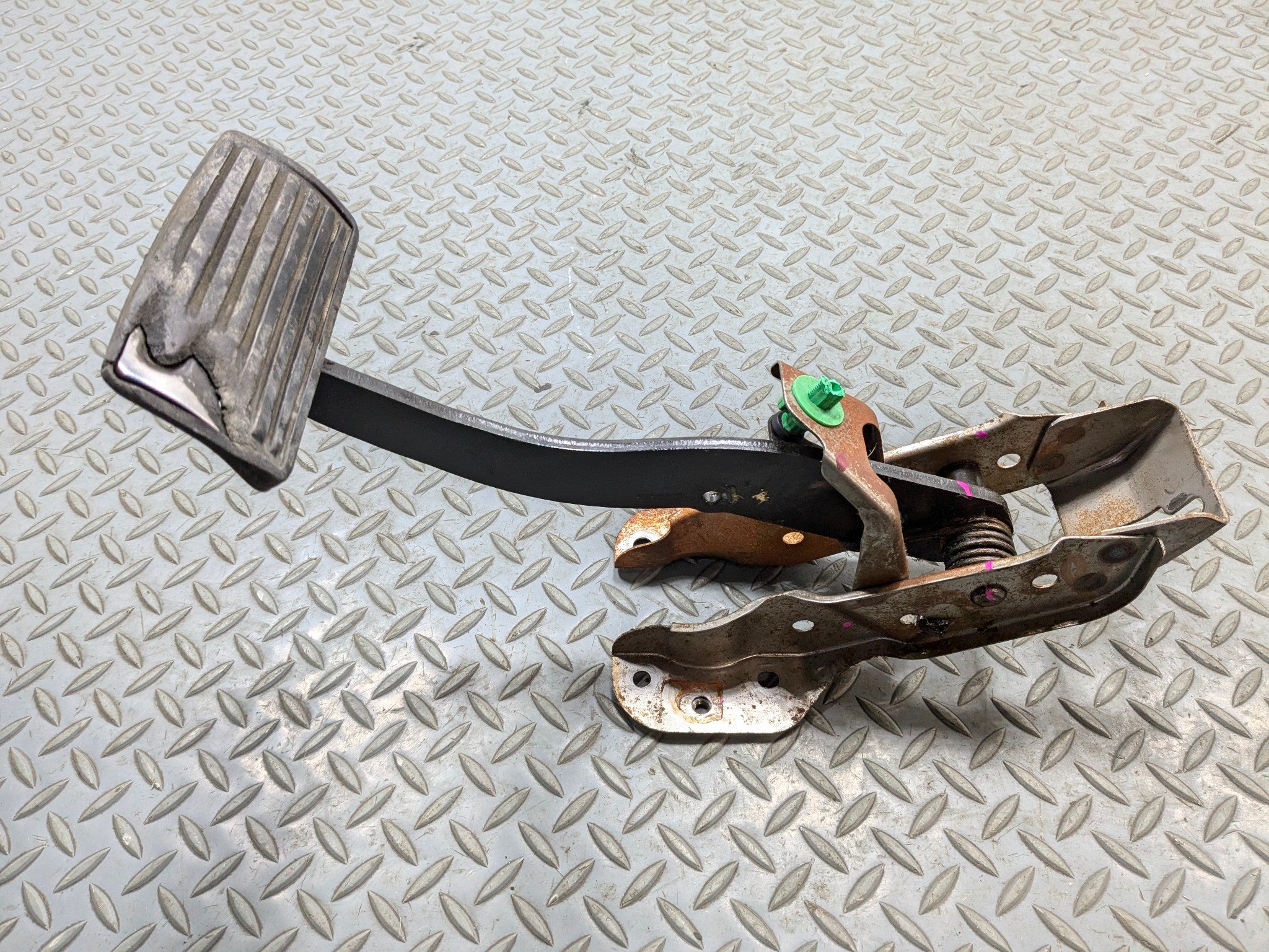2004 - 2006 ACURA TL OEM BRAKE PEDAL WITH BRACKET  FOOT STOP ASSEMBLY BLACK