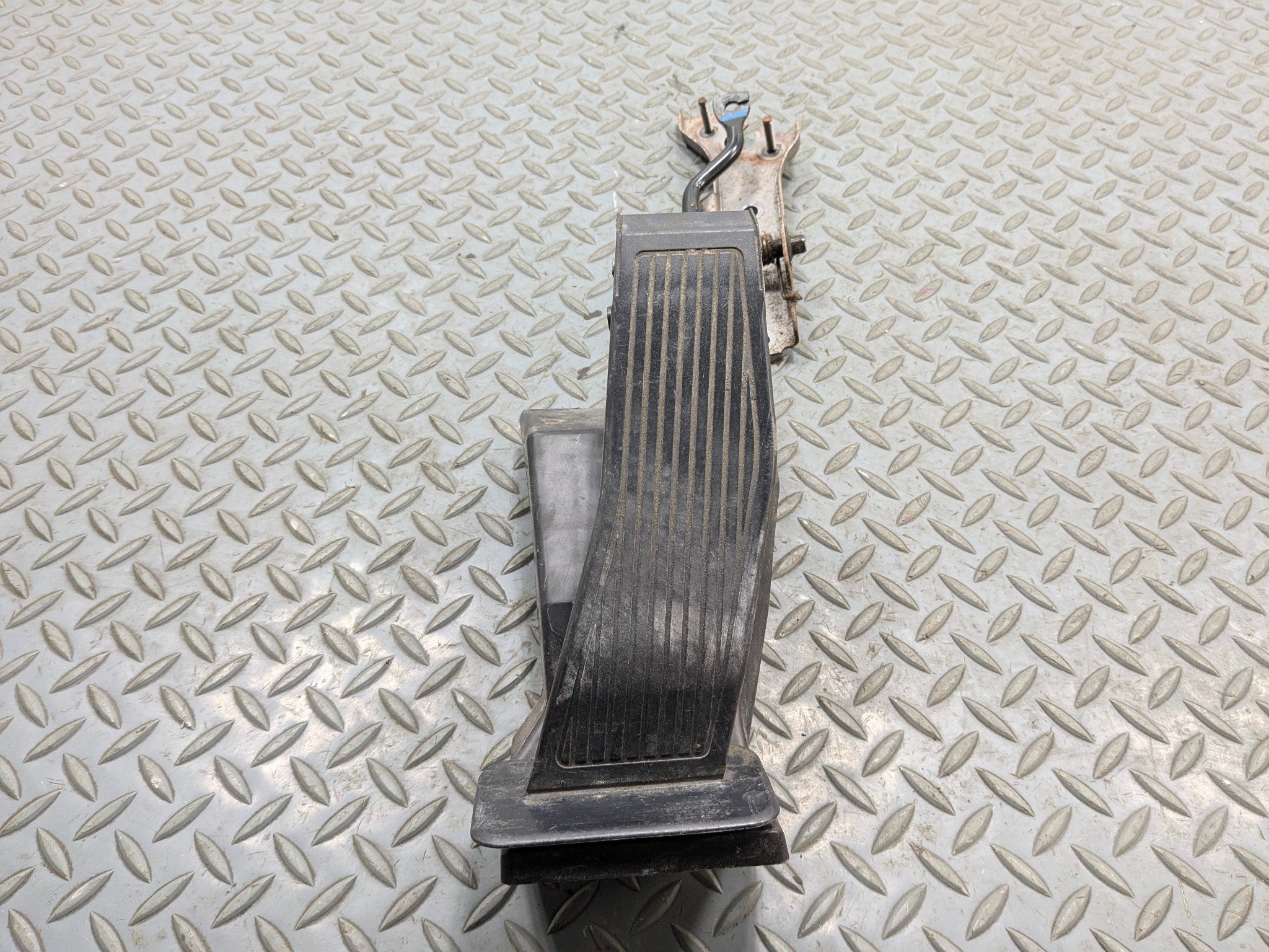 2004 - 2006 ACURA TL OEM GAS ACCELERATION THROTTLE PEDAL WITH BRACKET ASSEMBLY