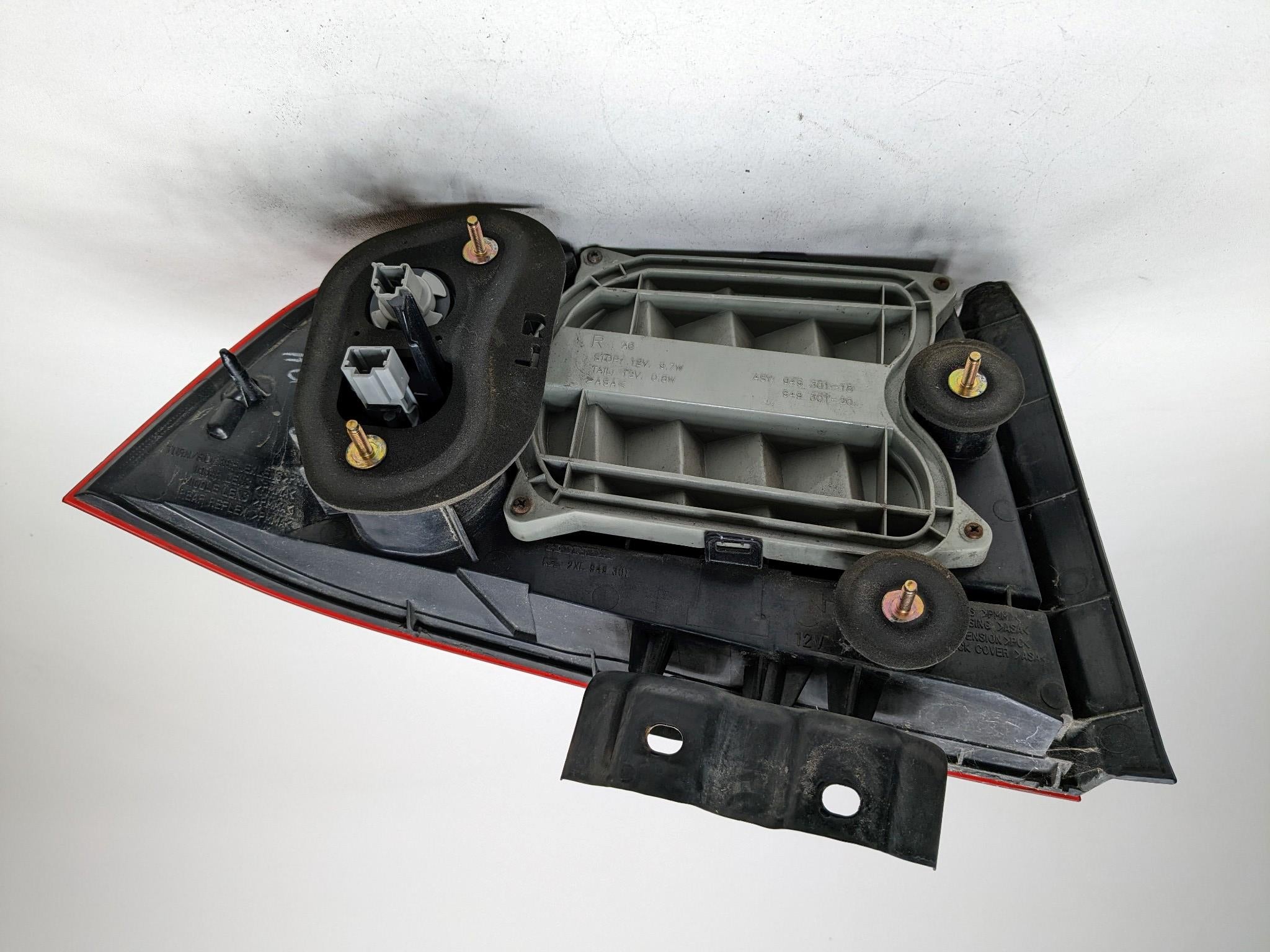 2004 - 2006 ACURA TL OUTER TAIL LIGHT ASSEMBLY RIGHT PASSENGER SIDE
