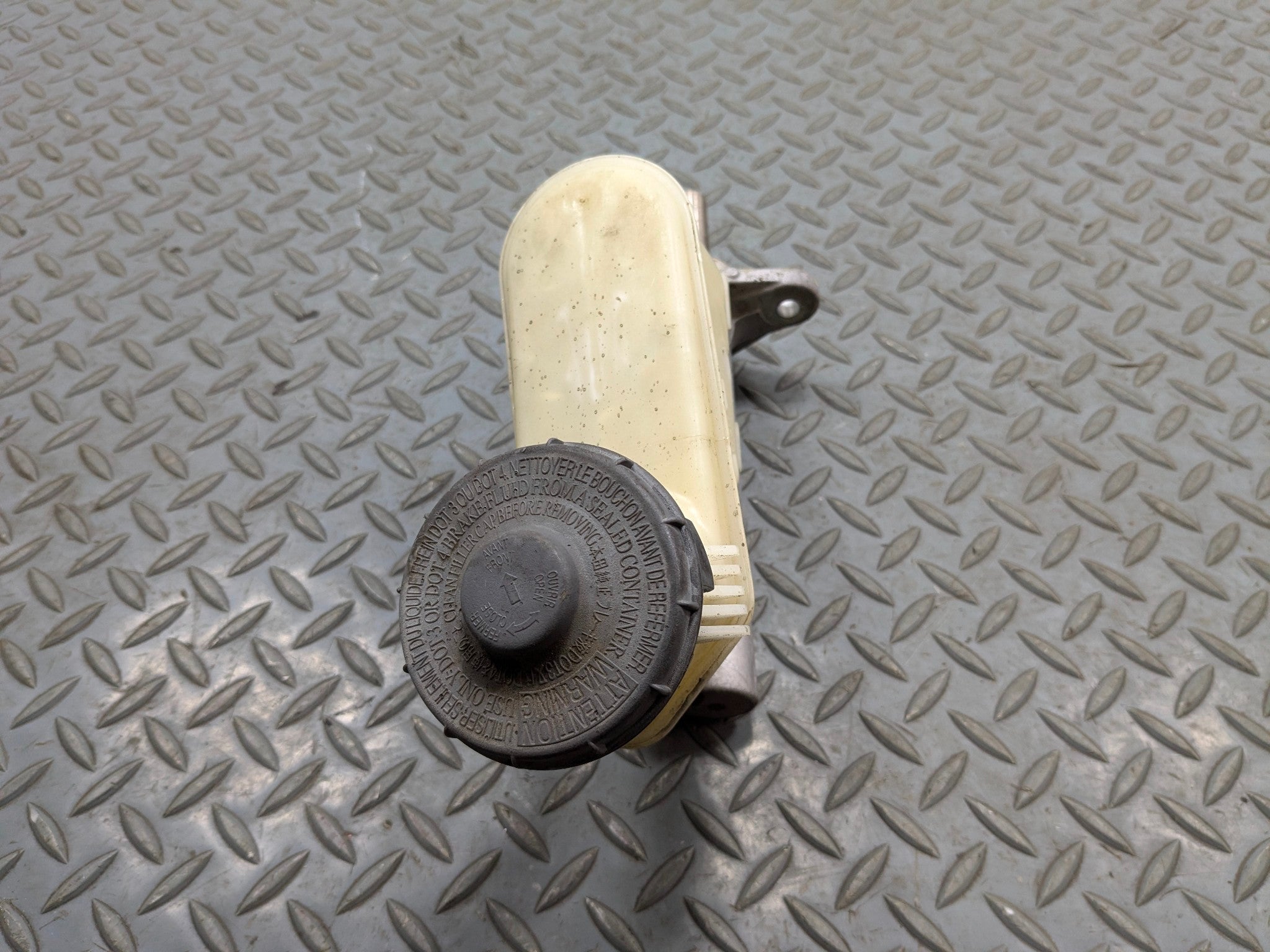 2004 - 2006 ACURA TL OEM BRAKE MASTER CYLINDER WITH RESERVOIR ASSEMBLY