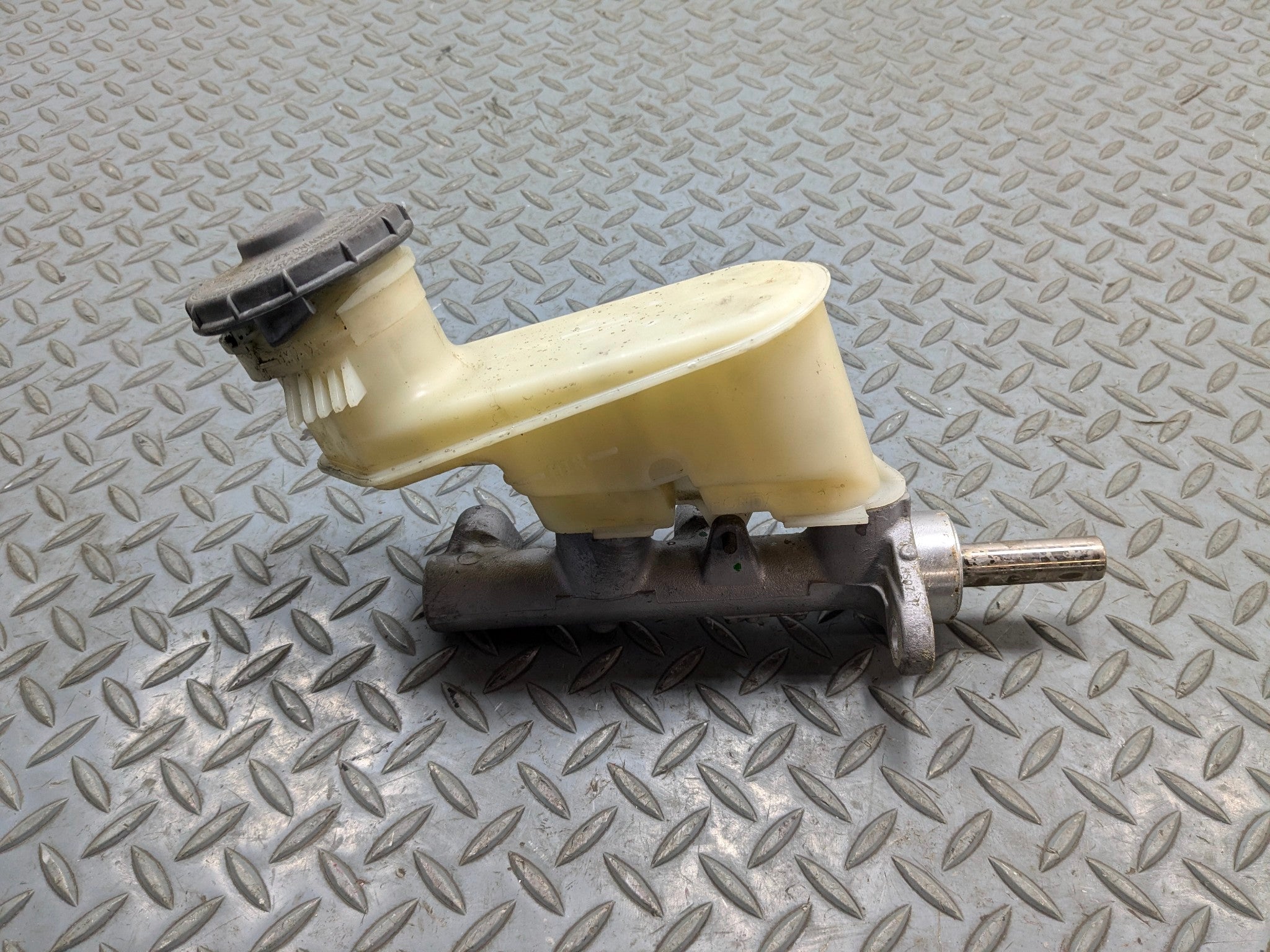 2004 - 2006 ACURA TL OEM BRAKE MASTER CYLINDER WITH RESERVOIR ASSEMBLY
