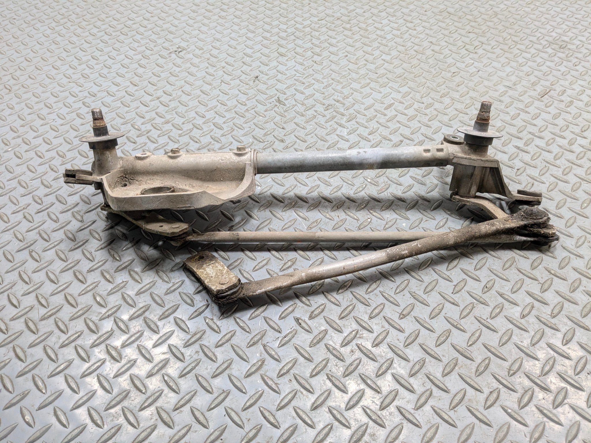 2004 - 2006 ACURA TL OEM WINDSHIELD WIPER TRANSMISSION LINKAGE ASSEMBLY FRONT