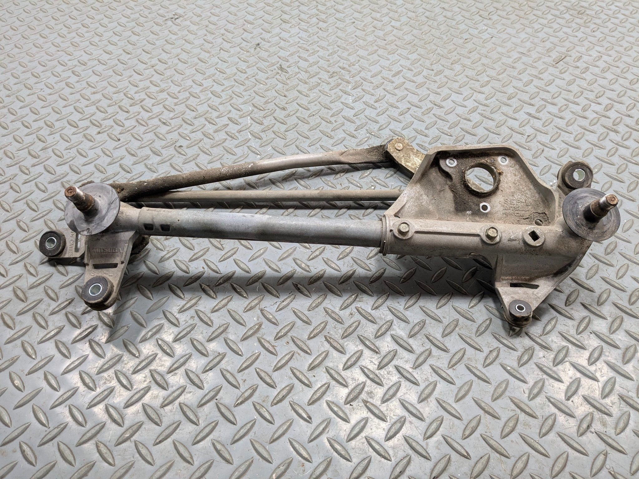 2004 - 2006 ACURA TL OEM WINDSHIELD WIPER TRANSMISSION LINKAGE ASSEMBLY FRONT
