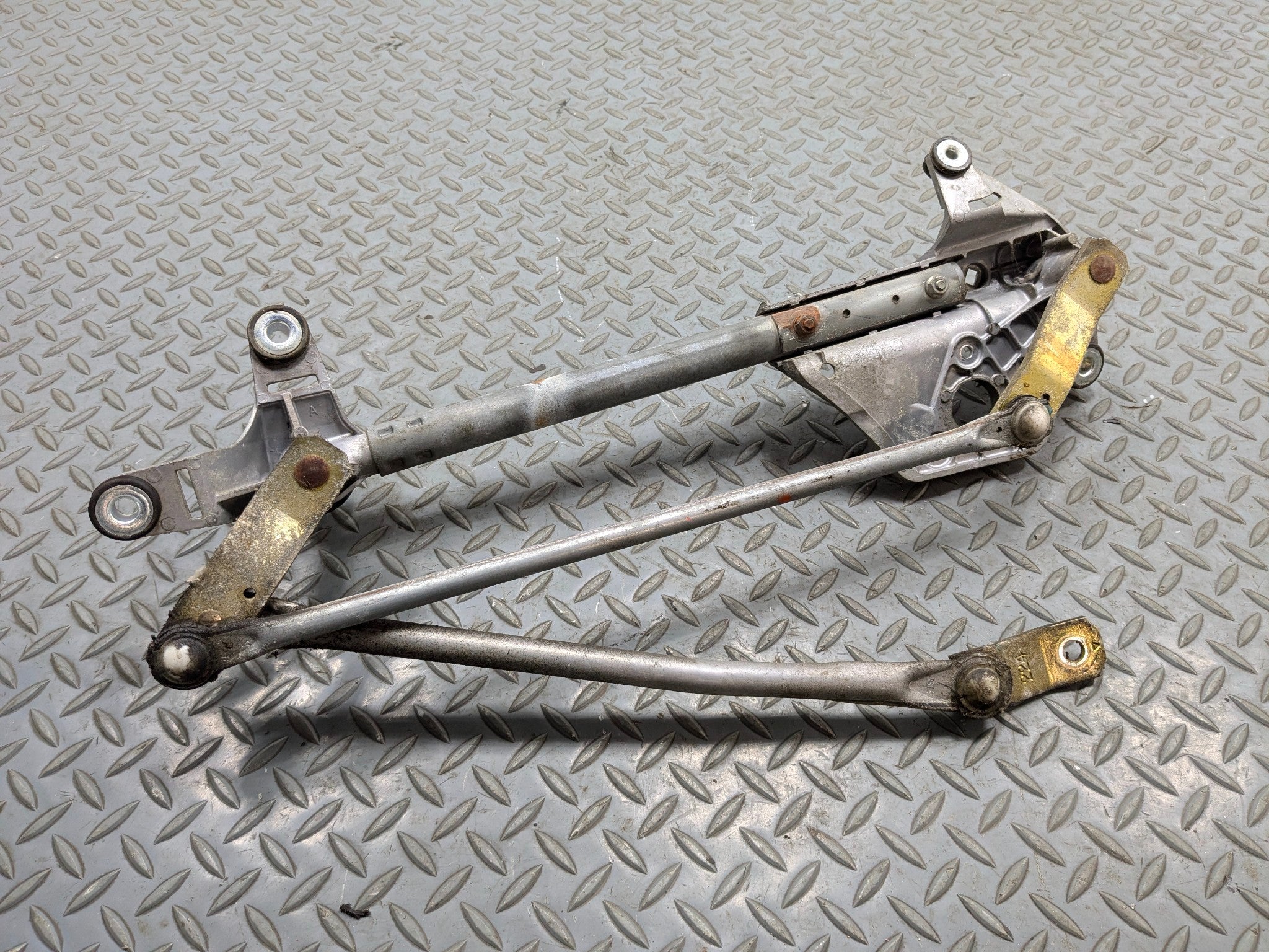 2004 - 2006 ACURA TL OEM WINDSHIELD WIPER TRANSMISSION LINKAGE ASSEMBLY FRONT