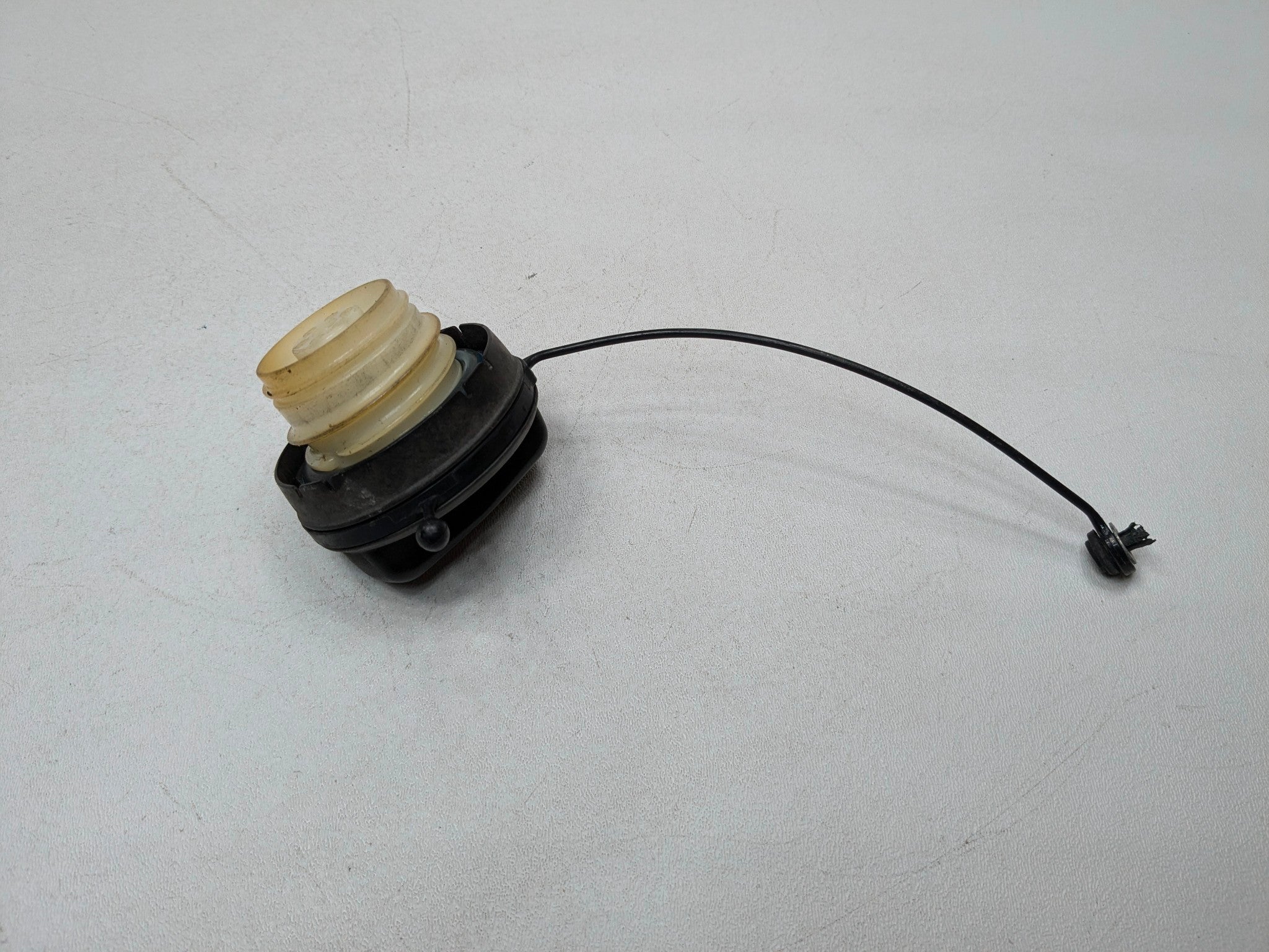 2004 - 2006 ACURA TL OEM FILLER CAP FUEL GAS TANK ASSEMBLY BLACK