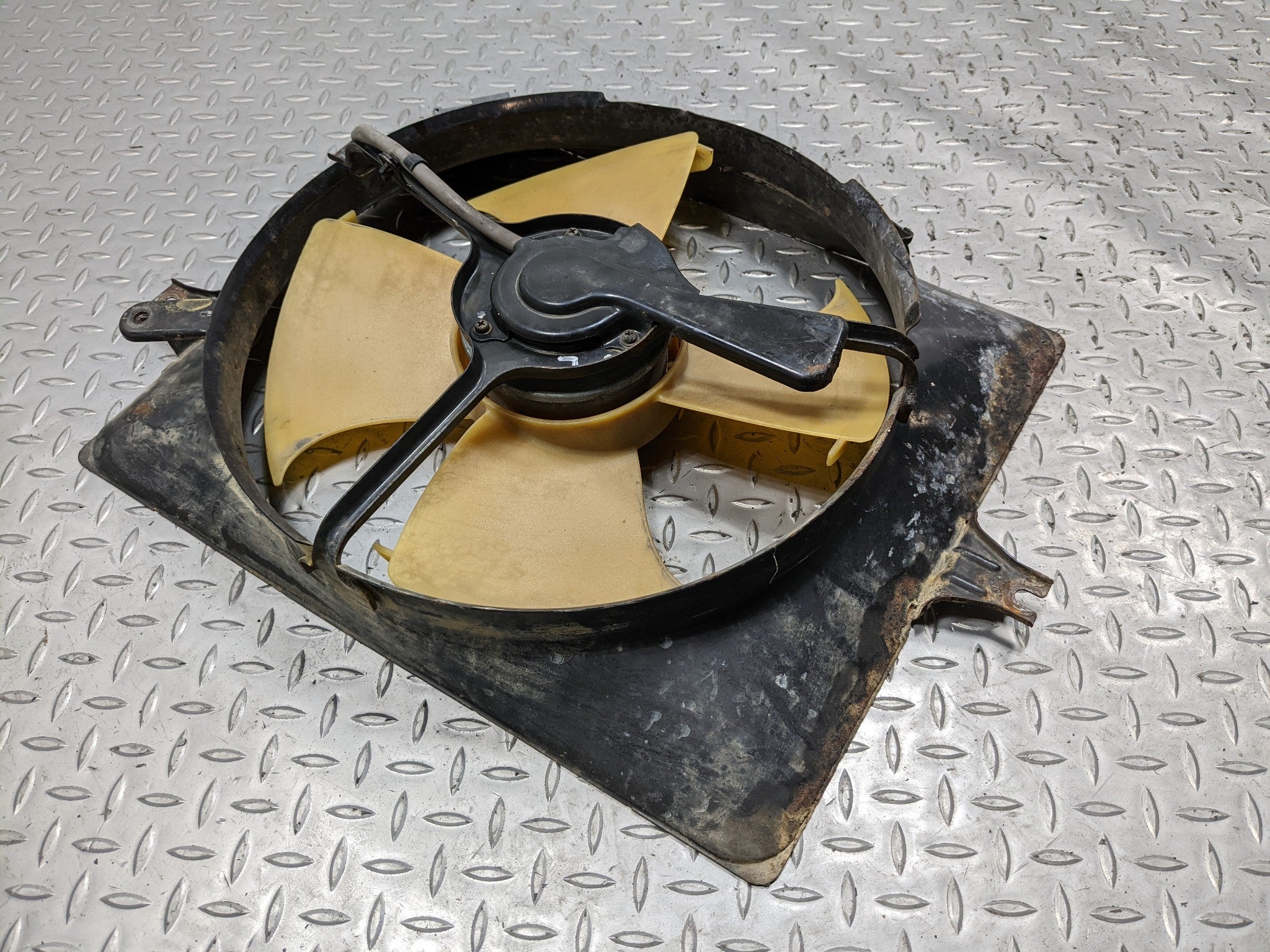 2004 - 2006 ACURA TL OEM ELECTRIC COOLING MOTOR FAN WITH SHROUD LEFT DRIVER SIDE