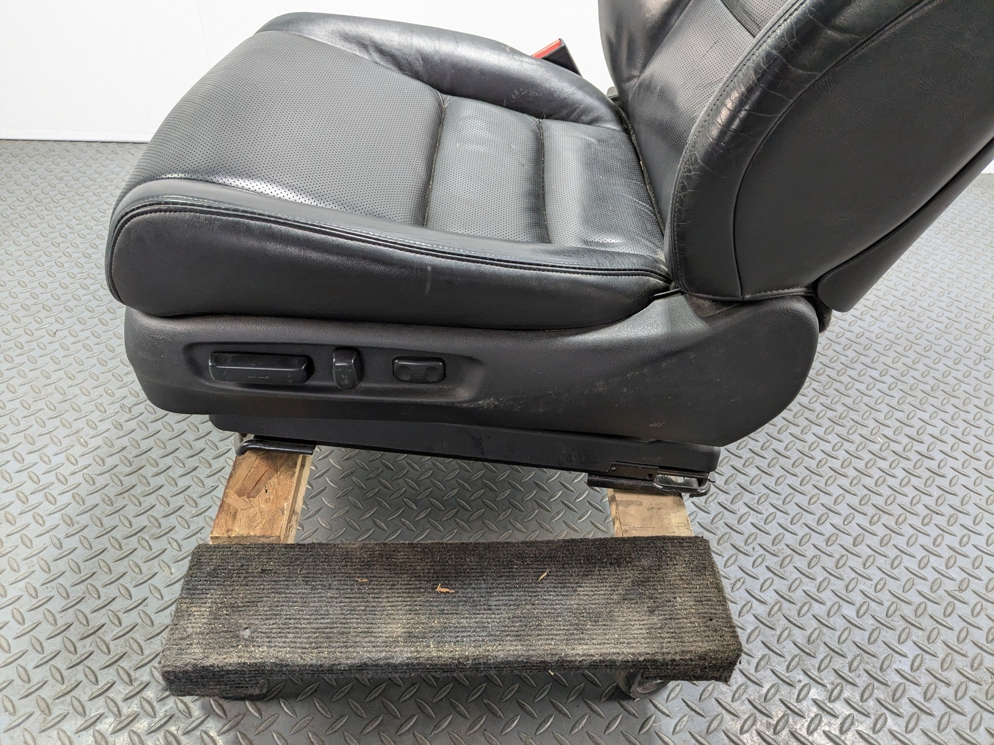 2004 - 2006 ACURA TL OEM DRIVER SIDE SEAT ASSEMBLY LEATHER BLACK FRONT LEFT