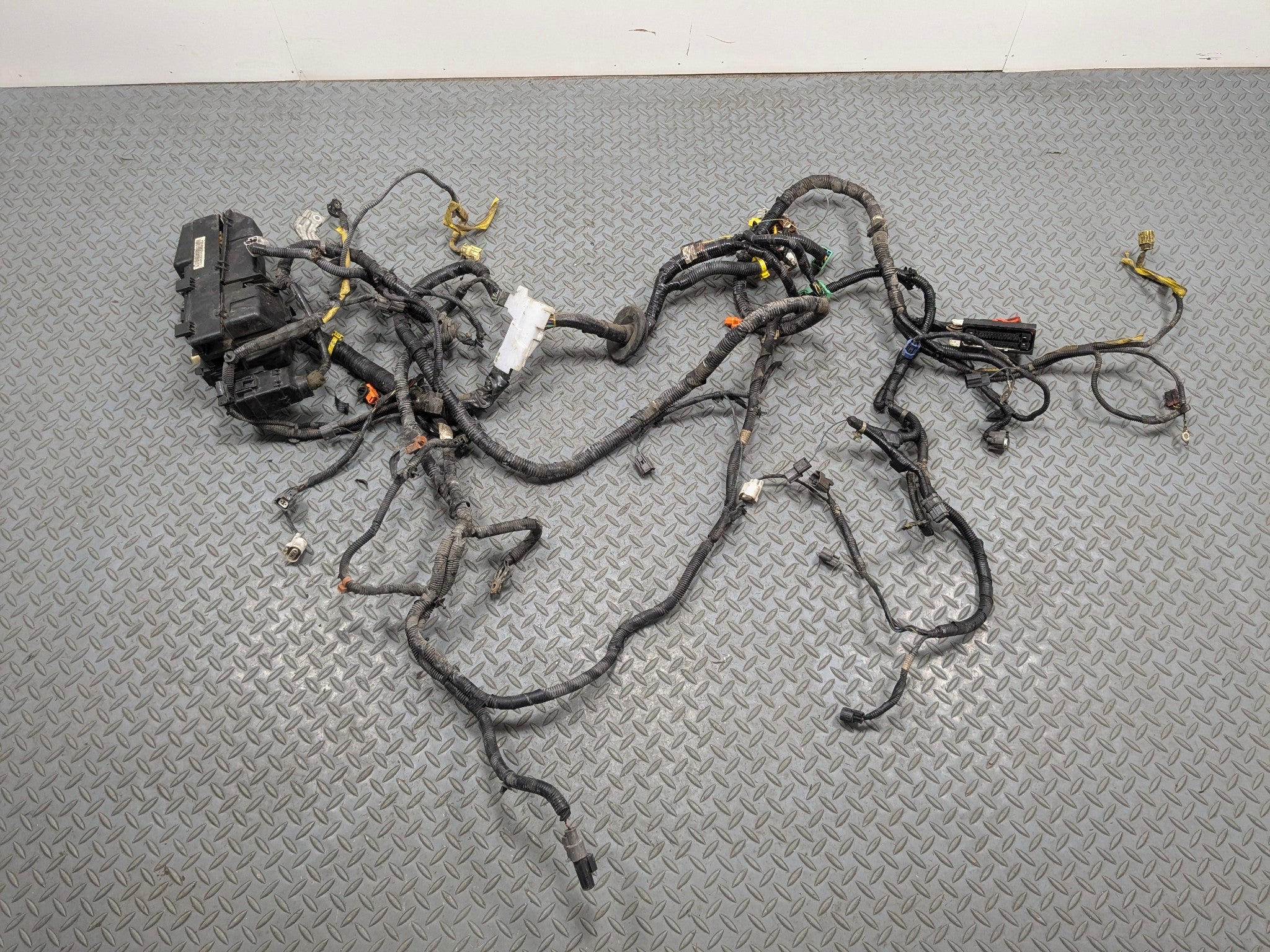 2004 - 2006 ACURA TL OEM ENGINE WIRE HARNESS WIRING LOOM AND FUSE BOX