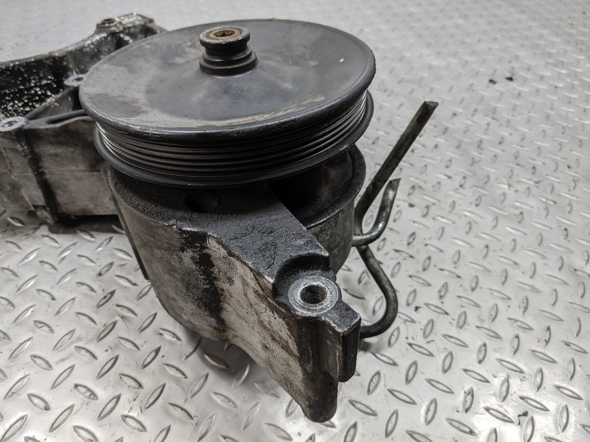 07 - 09 CHEVROLET TAHOE OEM PUMP MOTOR POWER STEERING WITH PULLEY ALLOY BRACKET