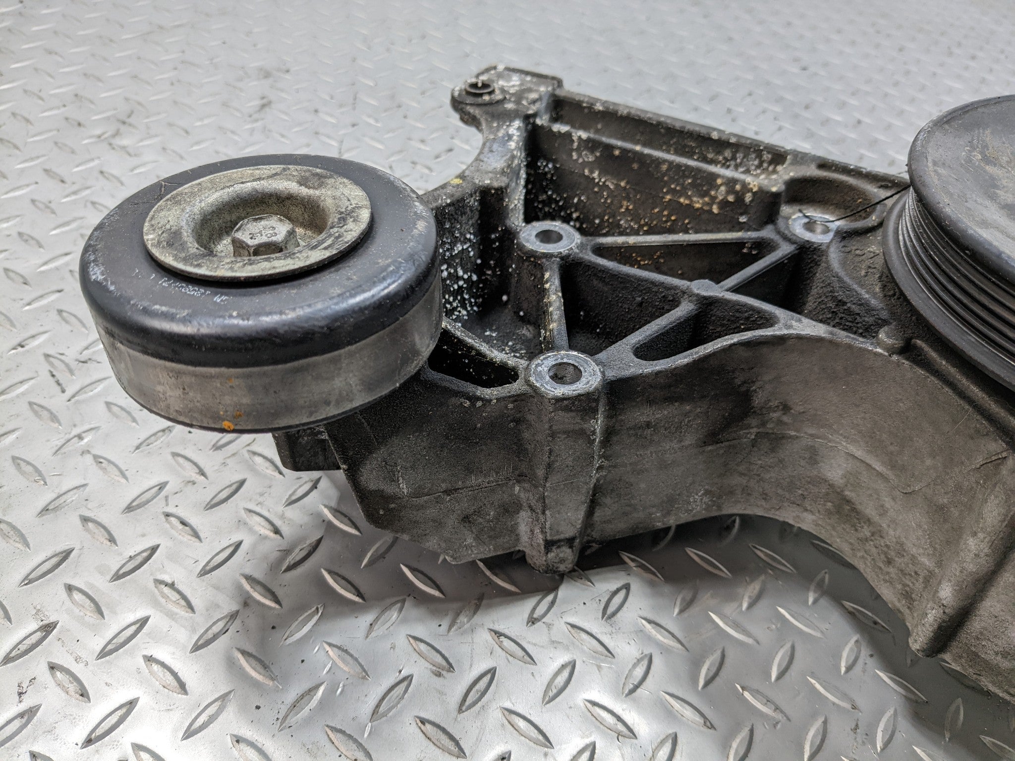 07 - 09 CHEVROLET TAHOE OEM PUMP MOTOR POWER STEERING WITH PULLEY ALLOY BRACKET