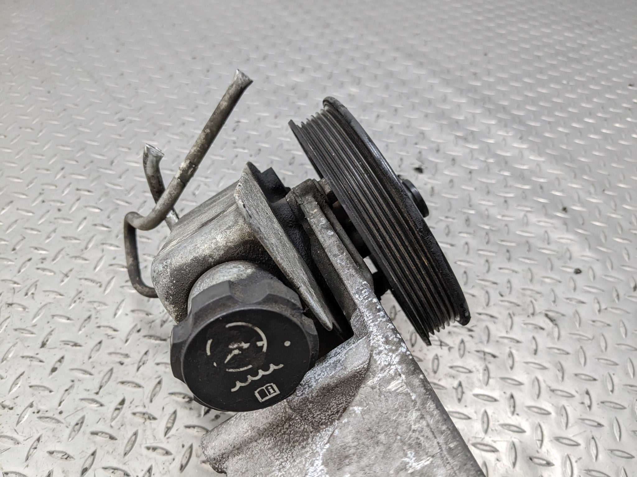 07 - 09 CHEVROLET TAHOE OEM PUMP MOTOR POWER STEERING WITH PULLEY ALLOY BRACKET