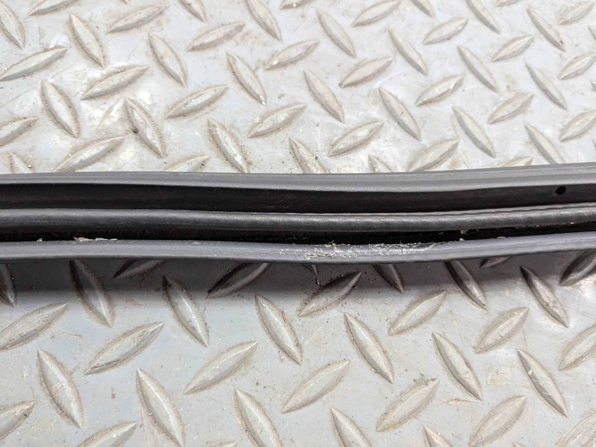 07 - 09 CHEVROLET TAHOE OEM DOOR SEAL WEATHER STRIPPING RUBBER REAR LEFT SIDE