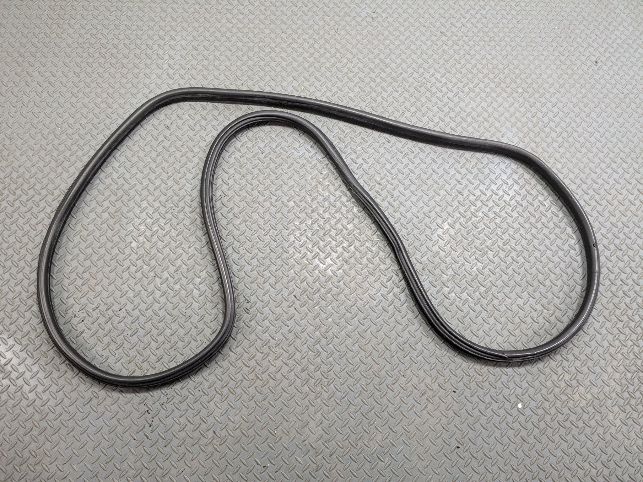 07 - 09 CHEVROLET TAHOE OEM TRUNK TAILGATE SEAL REAR WEATHER STRIPPING RUBBER