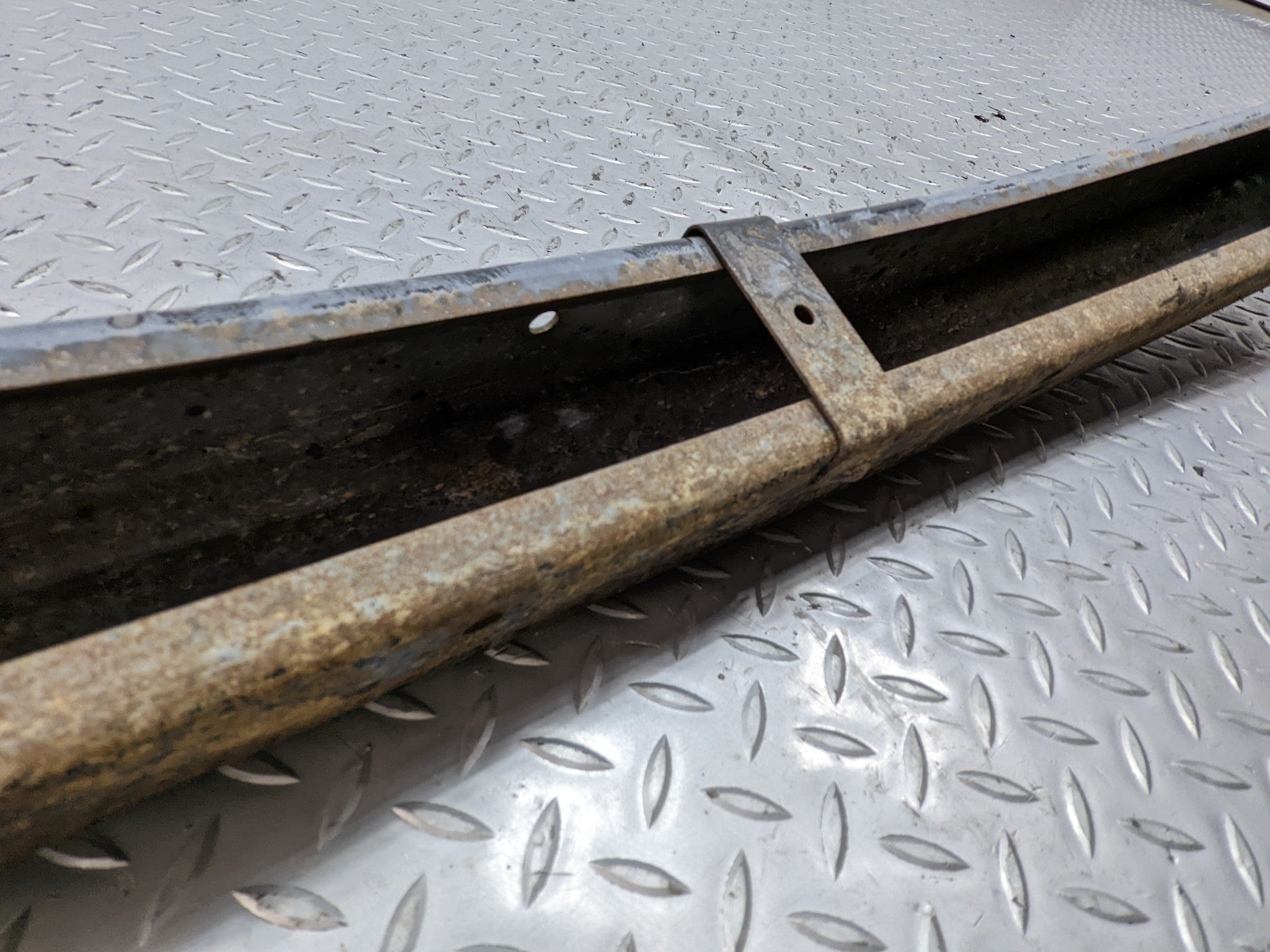 2008 - 2012 FORD ESCAPE OEM BUMPER REINFORCEMENT IMPACT BAR ASSEMBLY REAR