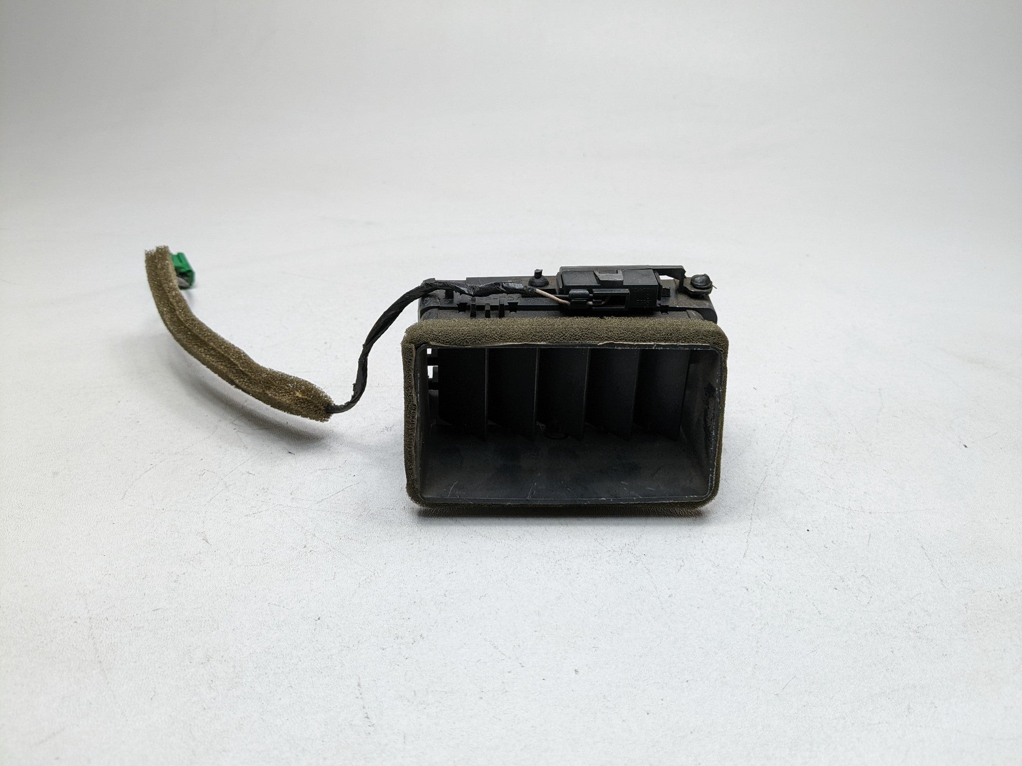 2008 - 2012 FORD ESCAPE OEM AIR CONDITIONING HEATER VENT DASHBOARD CENTER