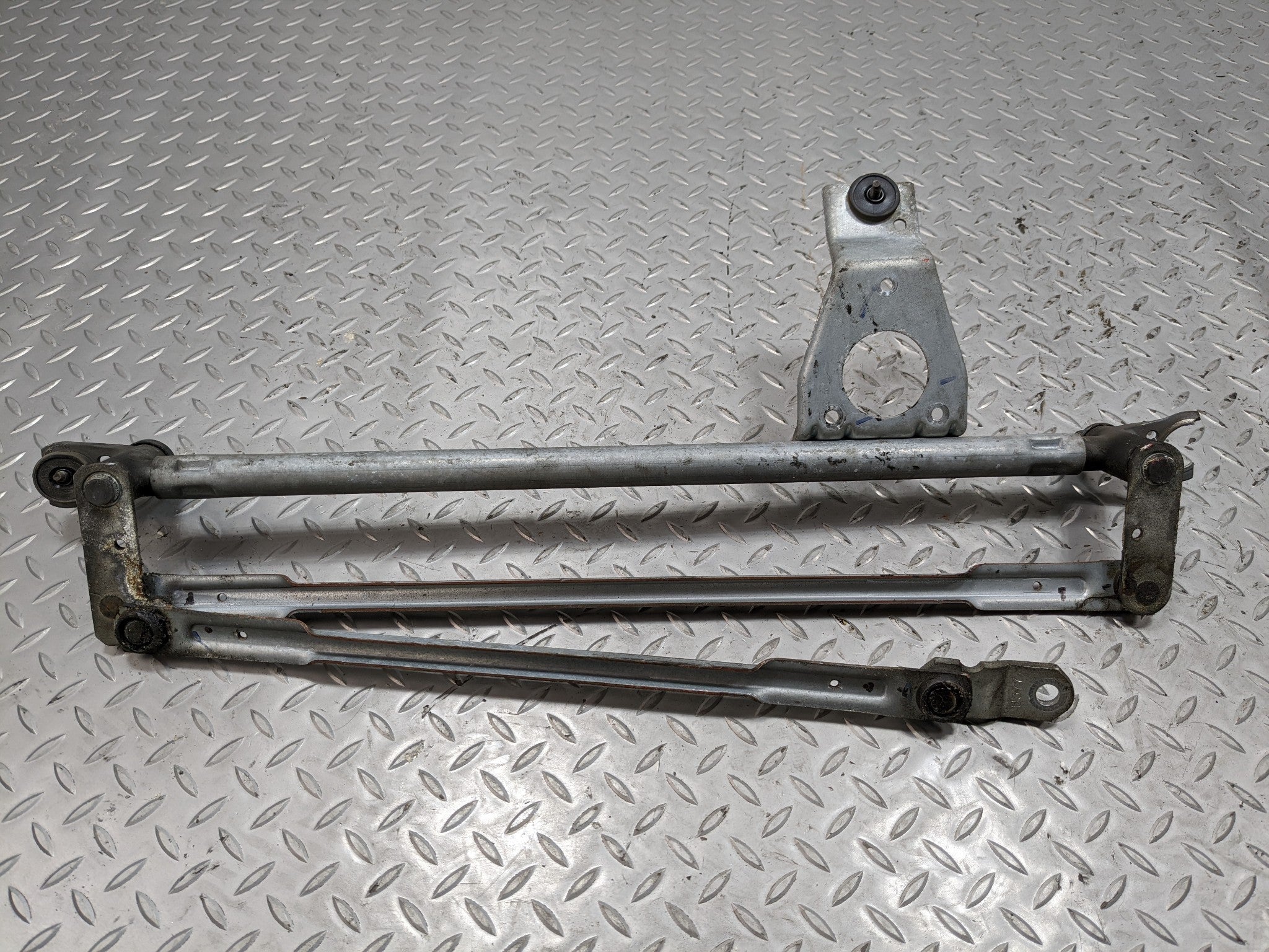 2008 - 2012 FORD ESCAPE OEM WINDSHIELD WIPER LINKAGE WITHOUT MOTOR ASSEMBLY