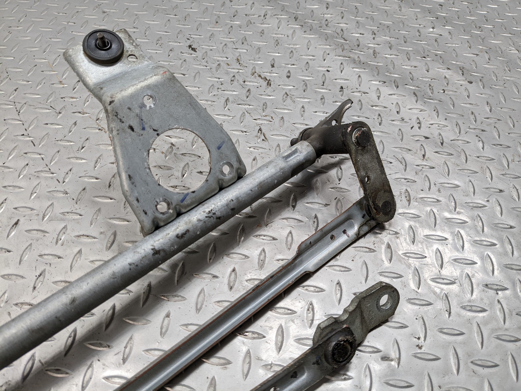2008 - 2012 FORD ESCAPE OEM WINDSHIELD WIPER LINKAGE WITHOUT MOTOR ASSEMBLY