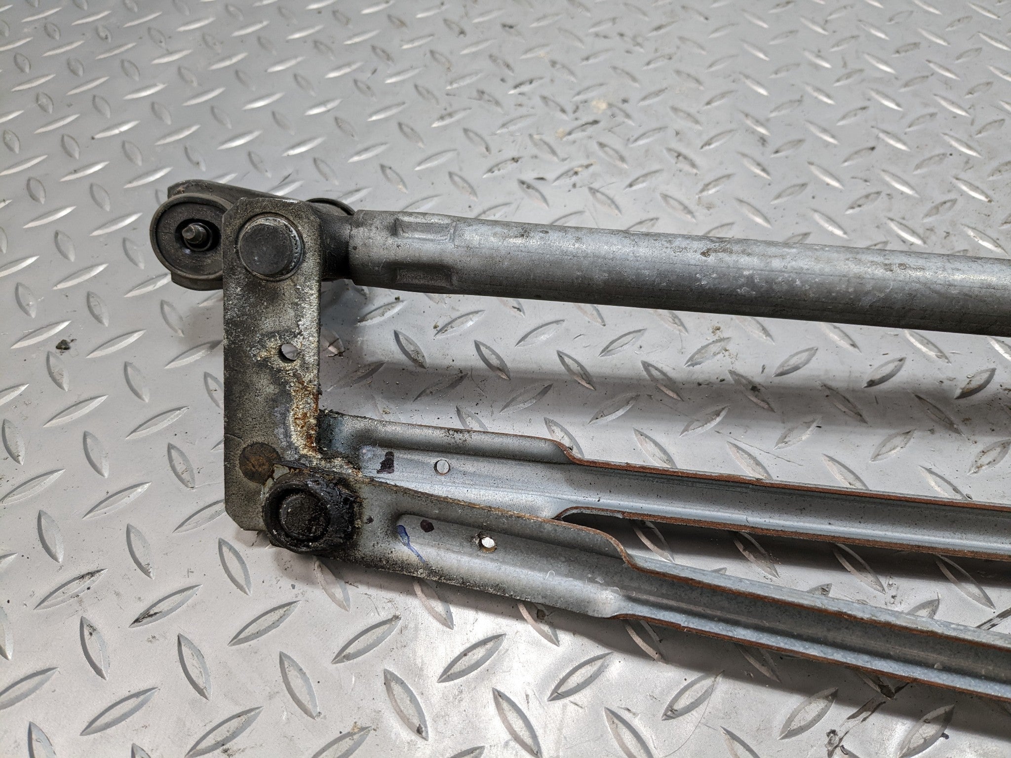 2008 - 2012 FORD ESCAPE OEM WINDSHIELD WIPER LINKAGE WITHOUT MOTOR ASSEMBLY