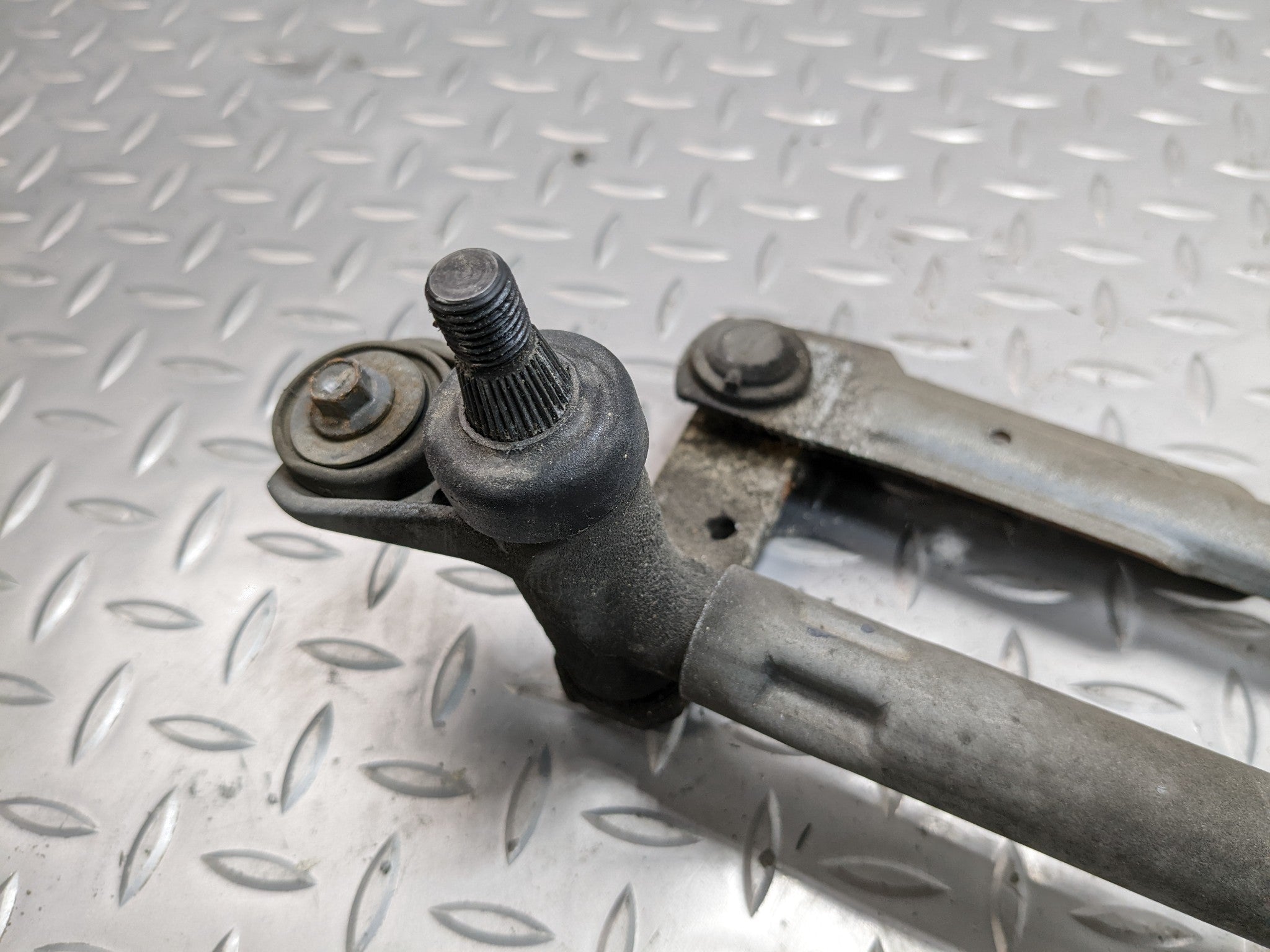 2008 - 2012 FORD ESCAPE OEM WINDSHIELD WIPER LINKAGE WITHOUT MOTOR ASSEMBLY