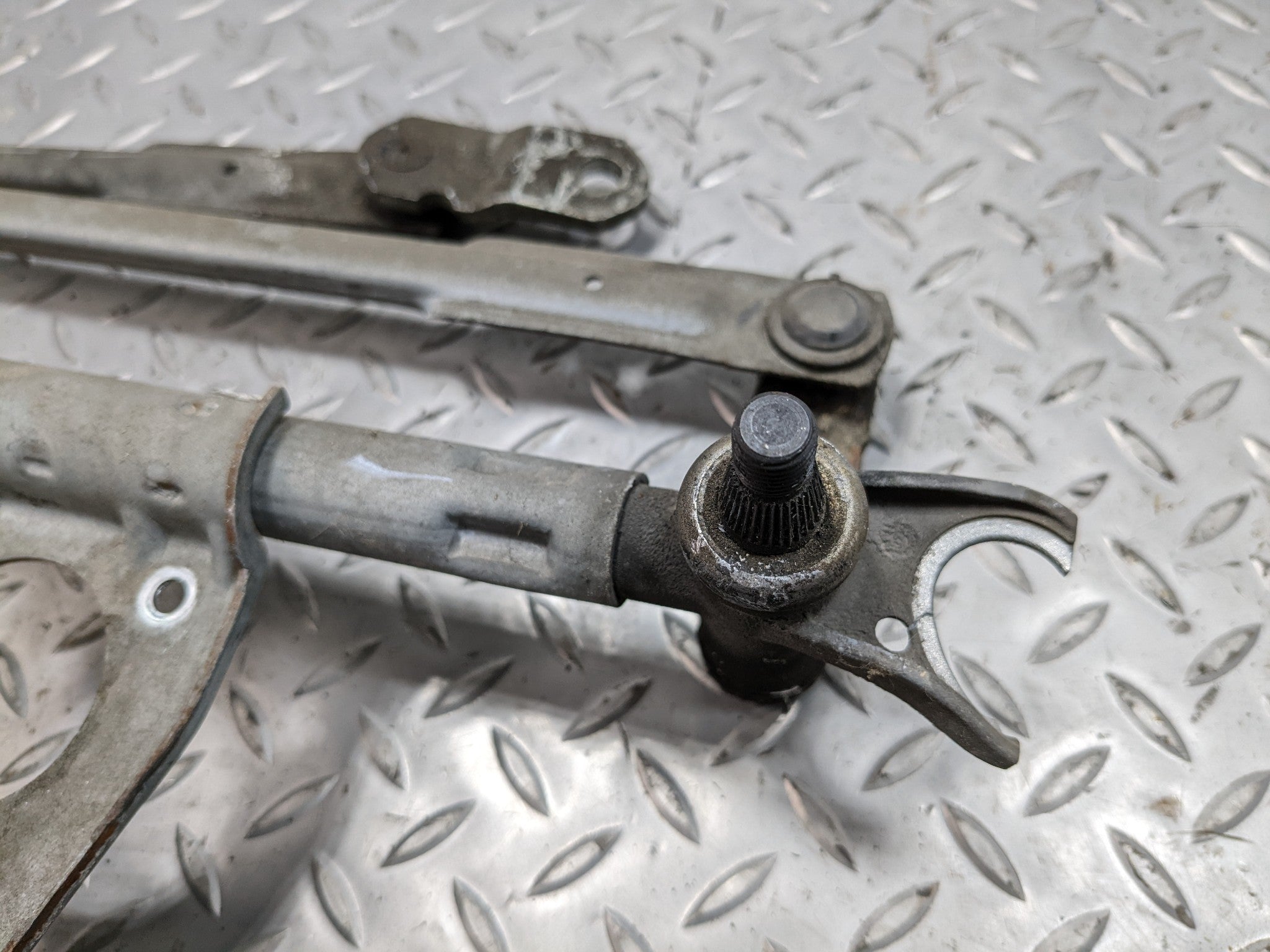 2008 - 2012 FORD ESCAPE OEM WINDSHIELD WIPER LINKAGE WITHOUT MOTOR ASSEMBLY