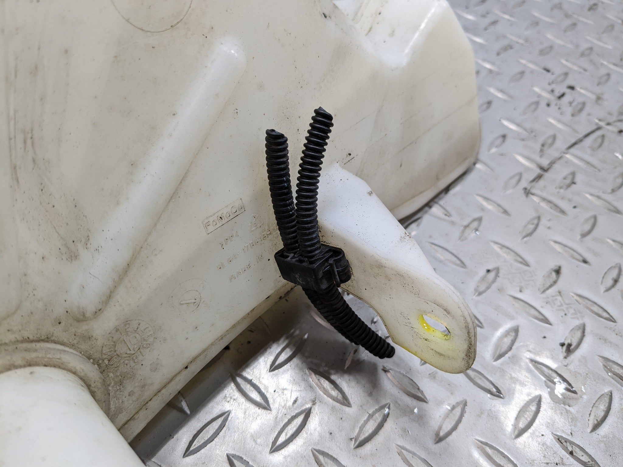 2008 - 2012 FORD ESCAPE OEM WINDSHIELD WASHER BOTTLE RESERVOIR TANK