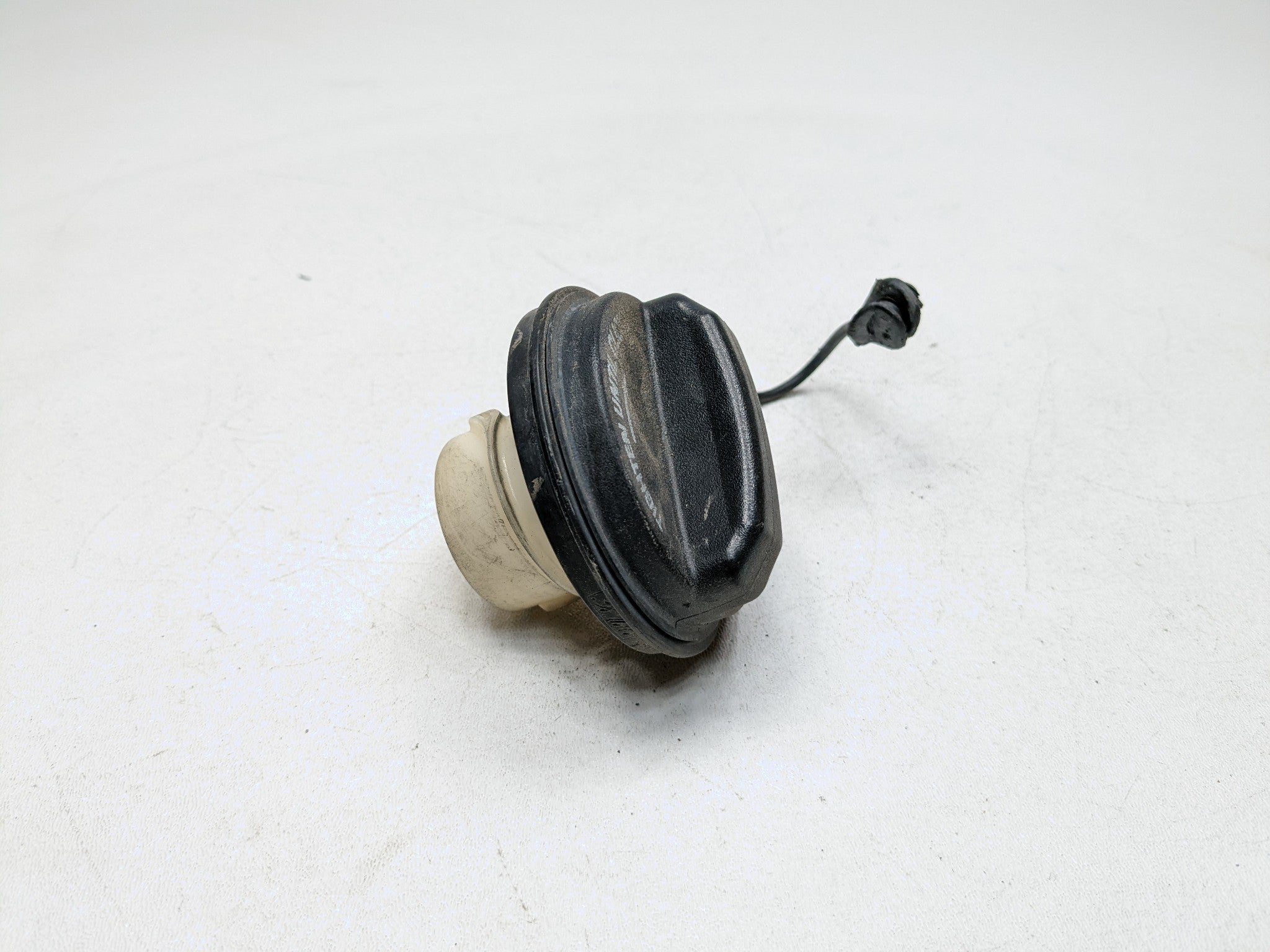 2008 - 2012 FORD ESCAPE OEM GAS FILLER CAP BLACK REAR FUEL TANK
