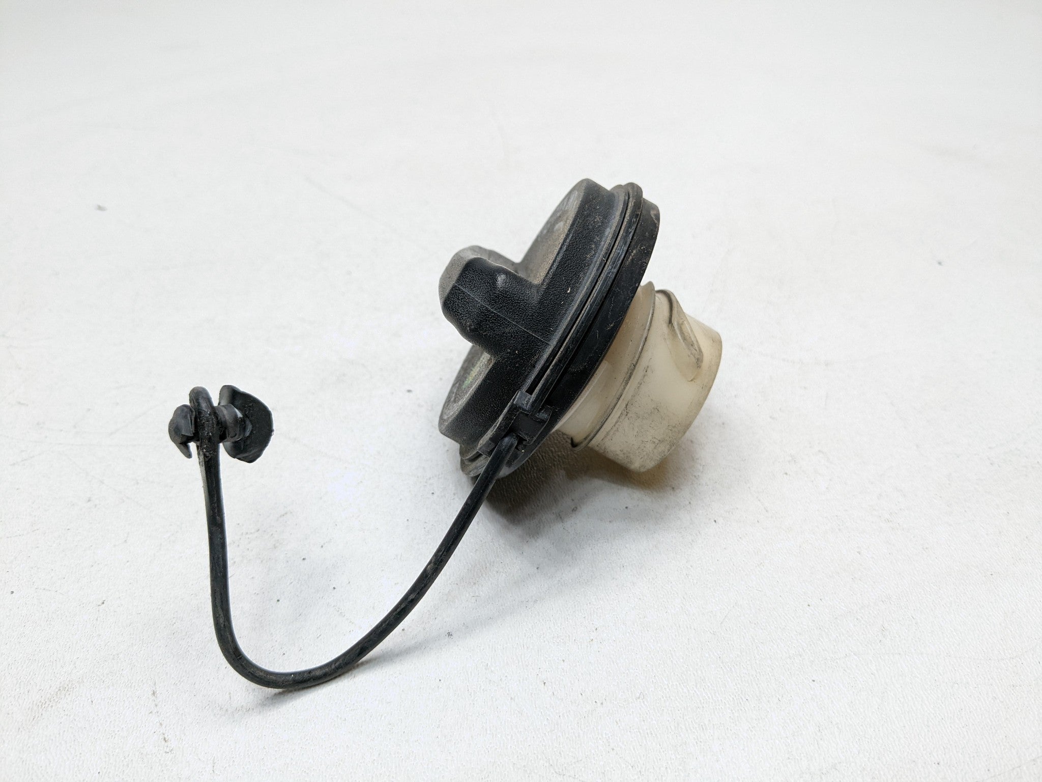 2008 - 2012 FORD ESCAPE OEM GAS FILLER CAP BLACK REAR FUEL TANK
